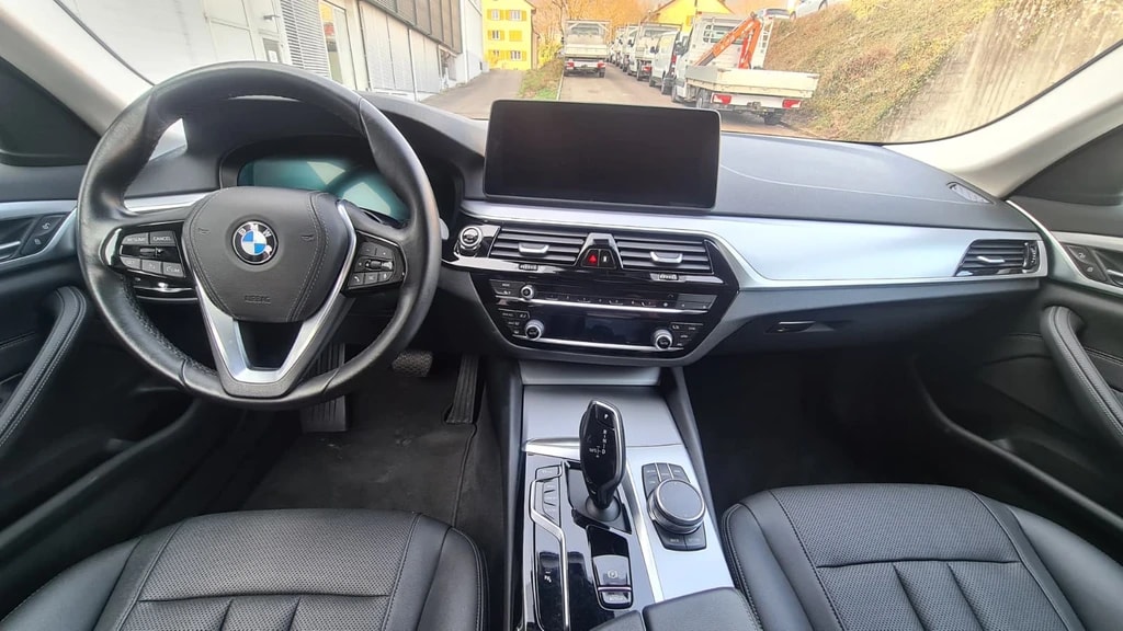 BMW 520d xDrive 48V Touring Steptronic ** Leder ** Gr.Navi ** Parkhilfe v+h ** RF-Kamera 360° **-image-13