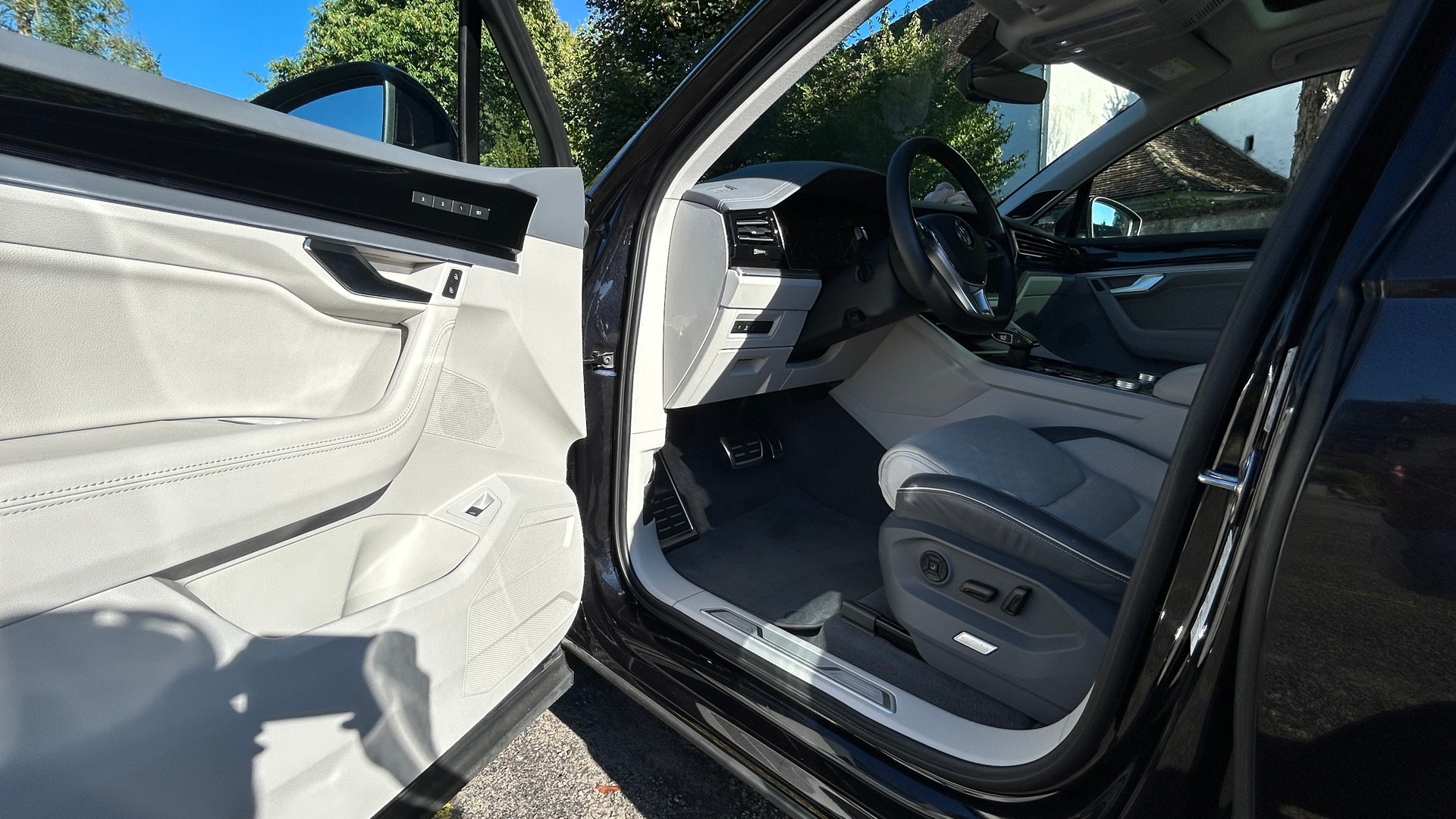 VW 4.0 V8 TDI Elegance - Vollausstattung, IQ Light, Head-up, Night Vision, Softclose-image-4