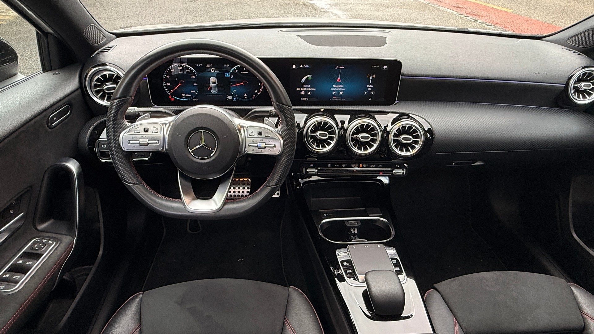 MERCEDES-BENZ A 200 AMG Line 7G-DCT-image-9