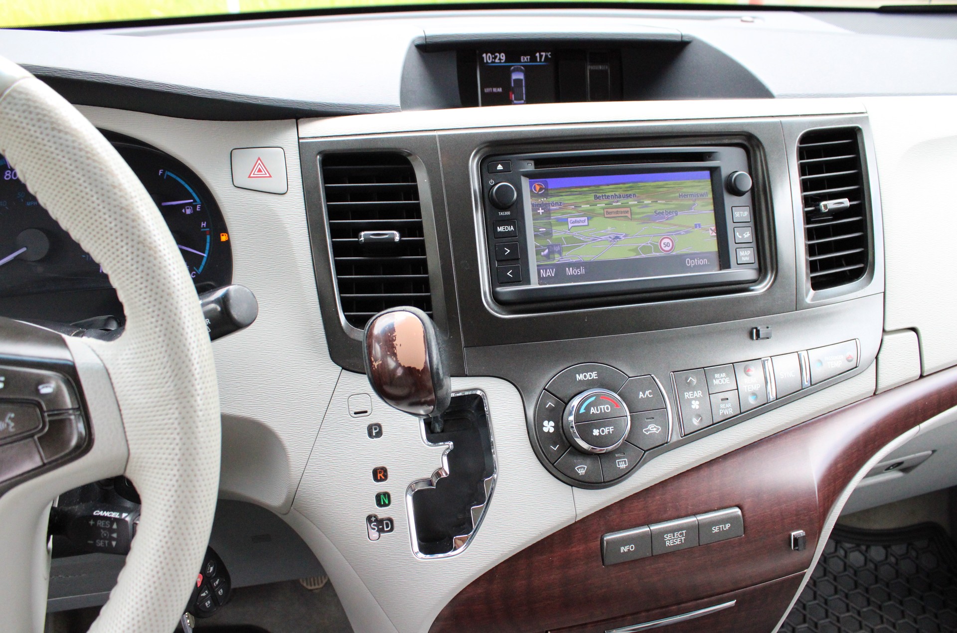 TOYOTA Sienna 3.5 A 4WD-image-10