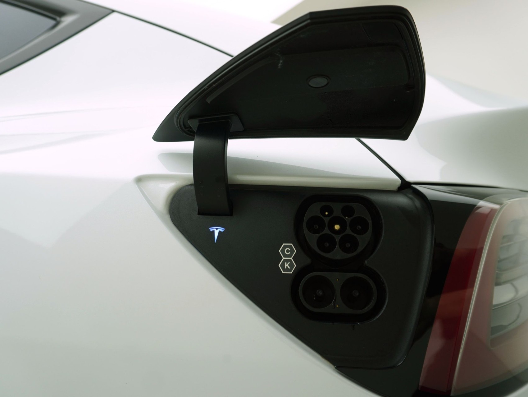TESLA Model Y Long Range Dual AWD-image-3