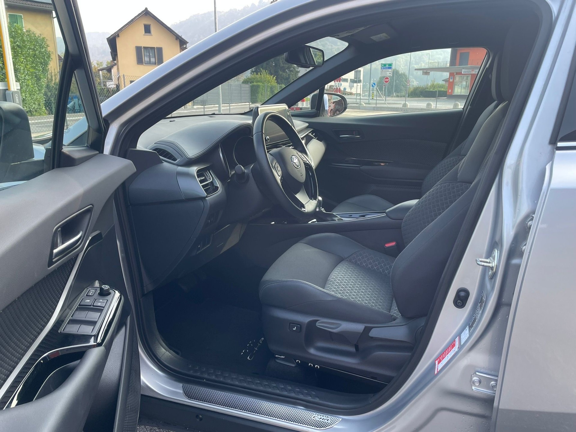 TOYOTA C-HR 2.0 HSD CVT Trend-image-4