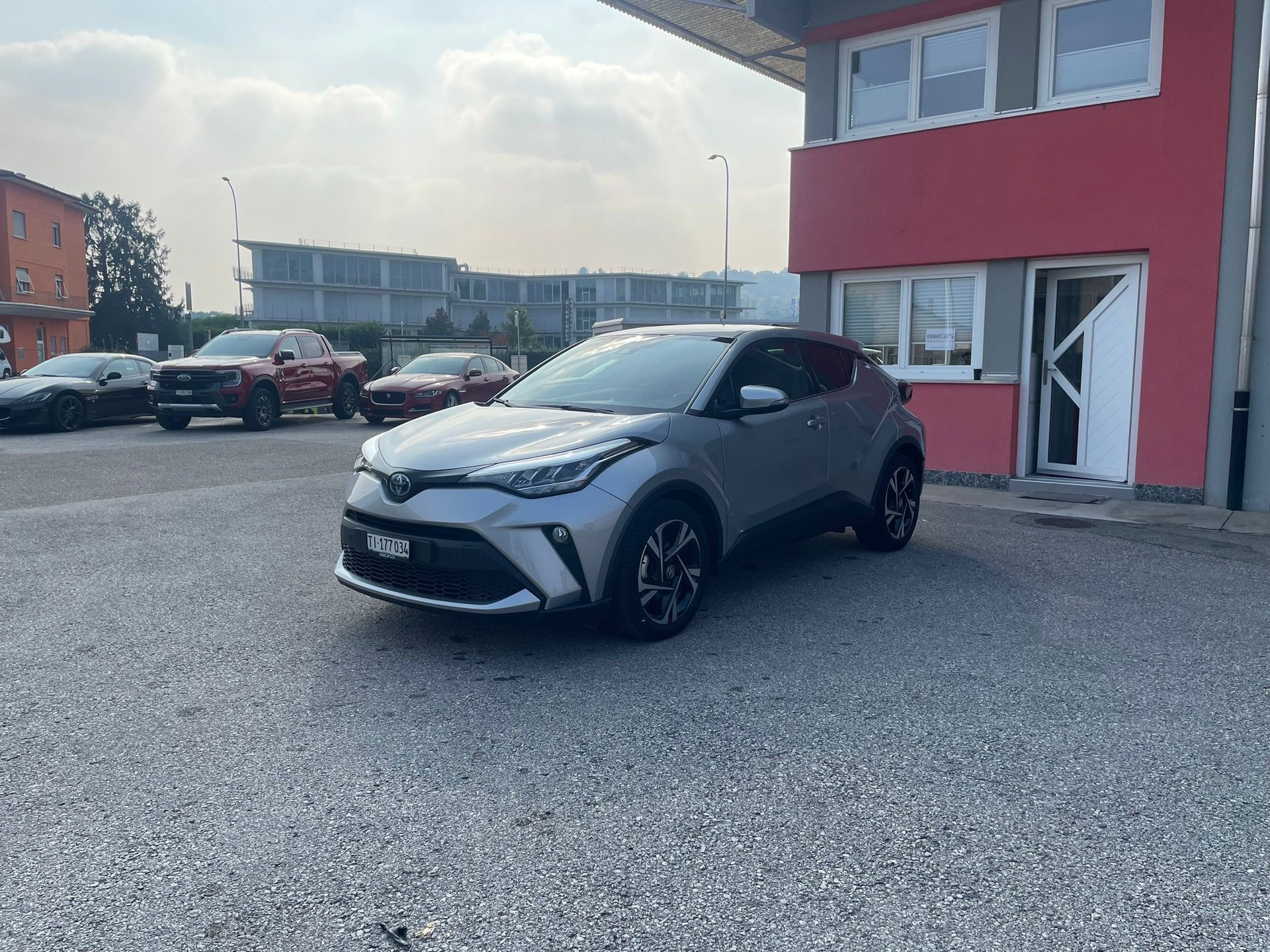 TOYOTA C-HR 2.0 HSD CVT Trend-image-1