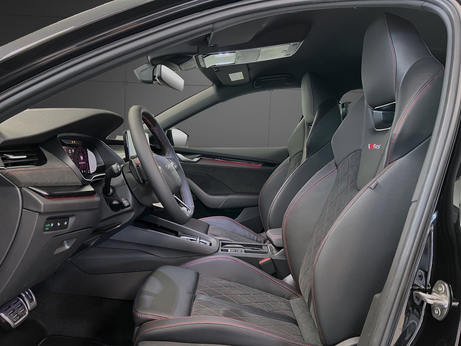 SKODA Octavia Combi 2.0 TSI DSG RS 30 Years Edition-image-5