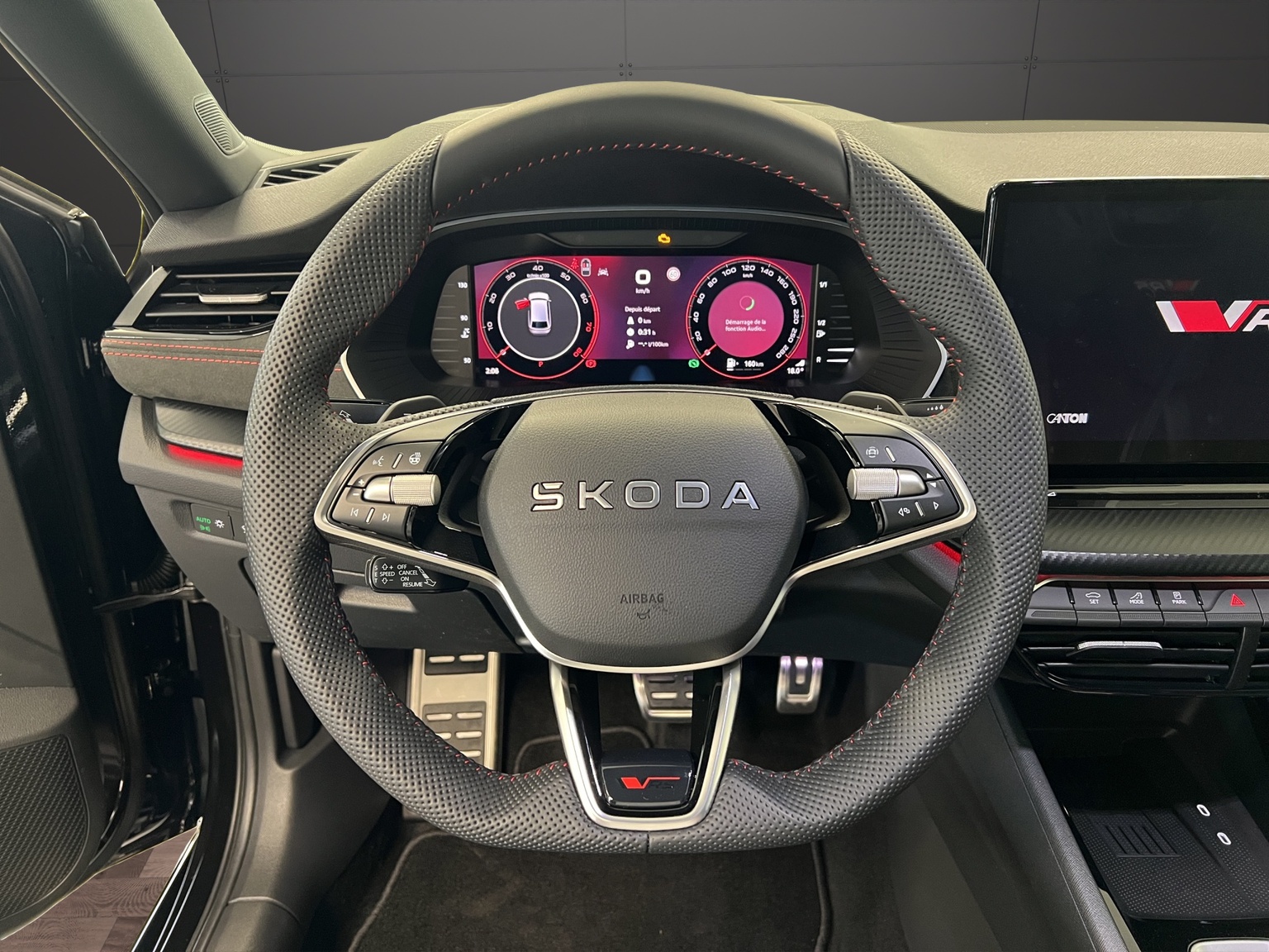 SKODA Octavia Combi 2.0 TSI DSG RS 30 Years Edition-image-6