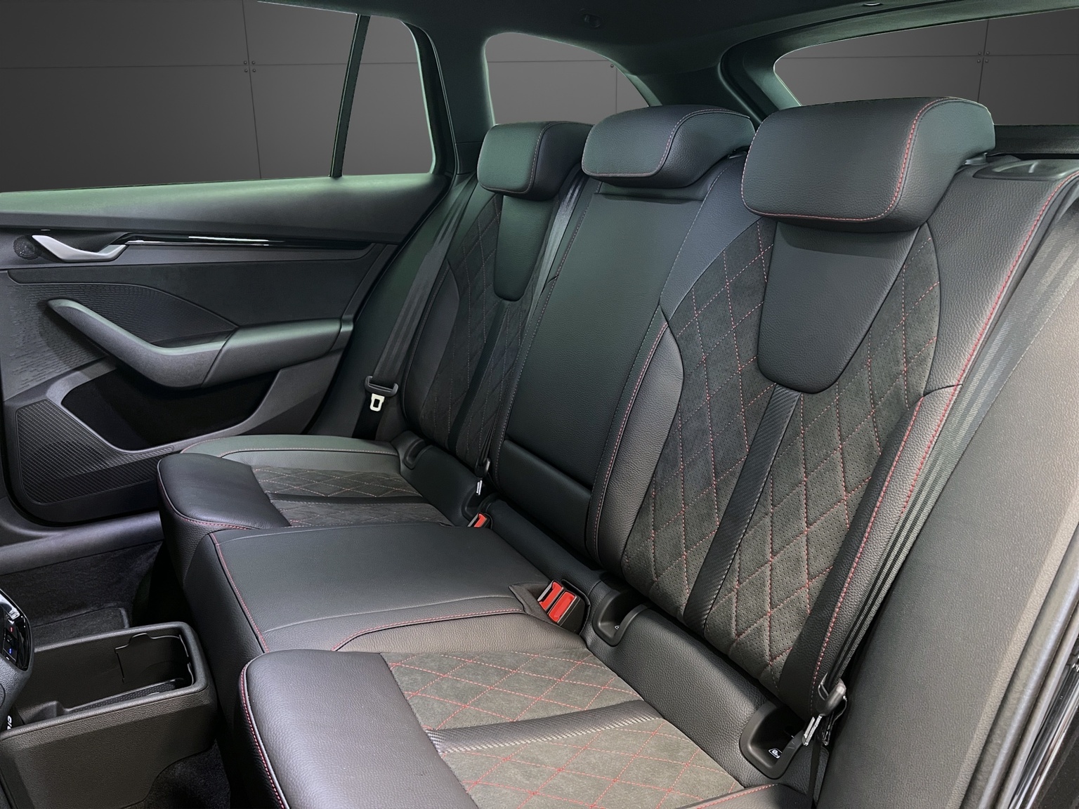 SKODA Octavia Combi 2.0 TSI DSG RS 30 Years Edition-image-8