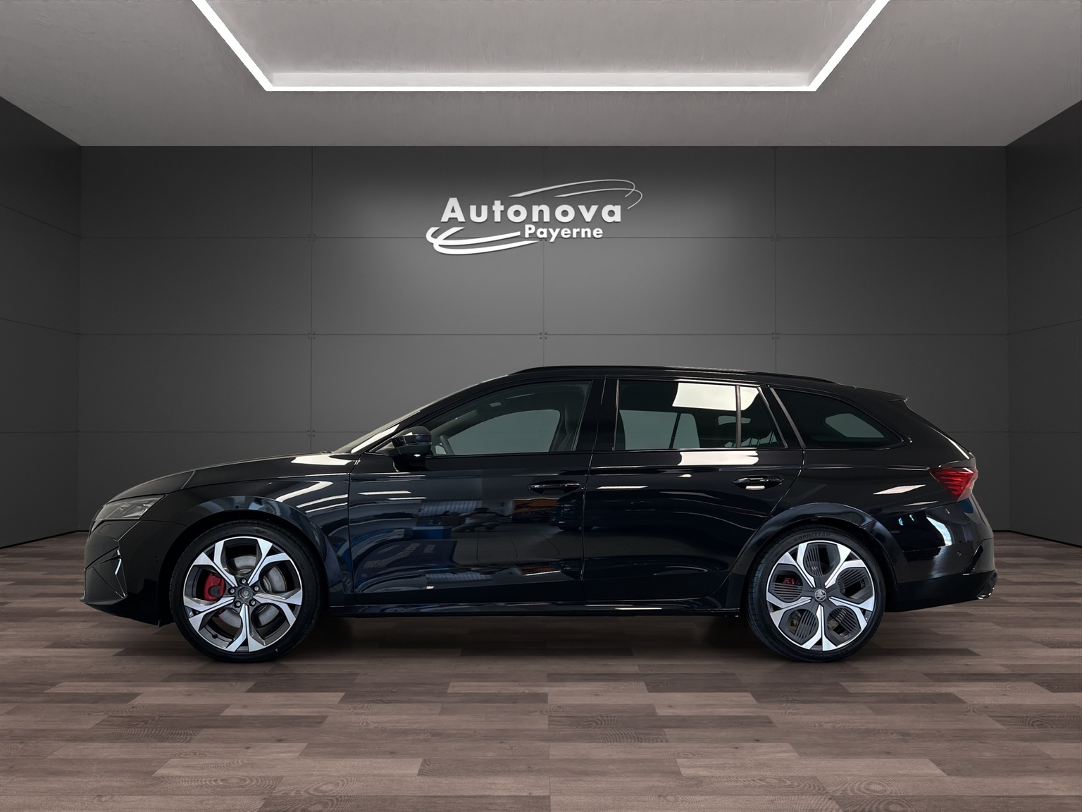 SKODA Octavia Combi 2.0 TSI DSG RS 30 Years Edition-image-2