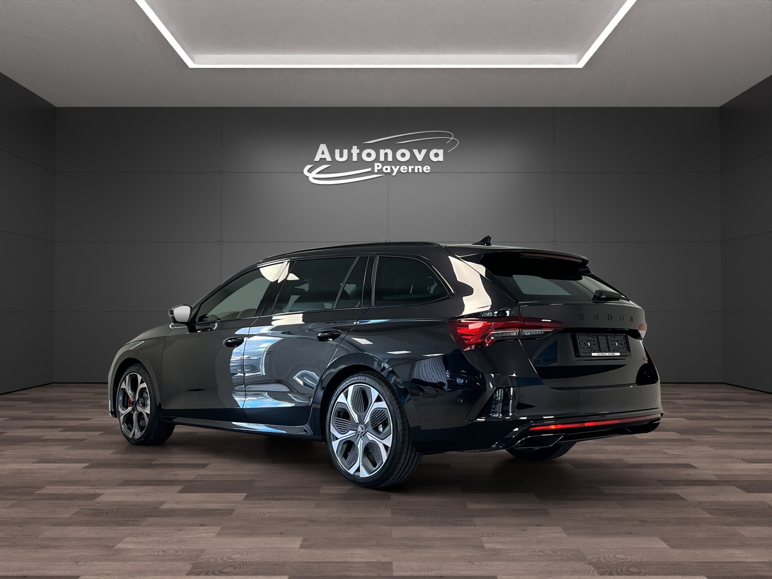 SKODA Octavia Combi 2.0 TSI DSG RS 30 Years Edition-image-3