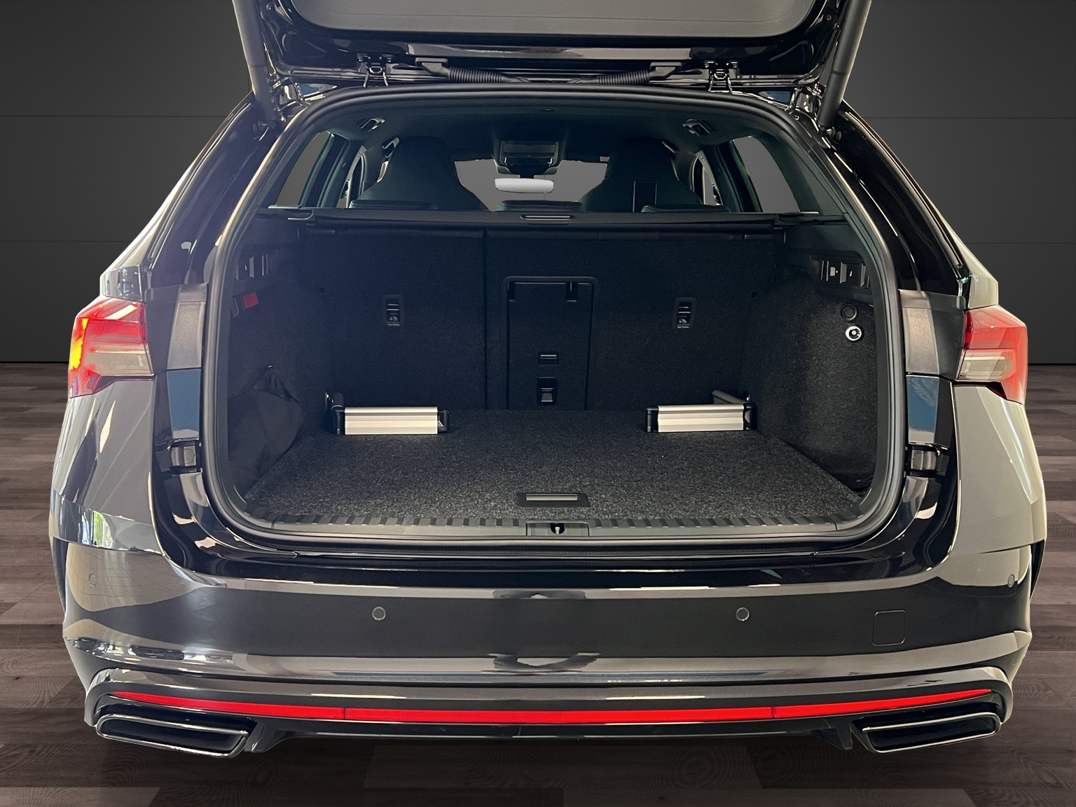SKODA Octavia Combi 2.0 TSI DSG RS 30 Years Edition-image-12