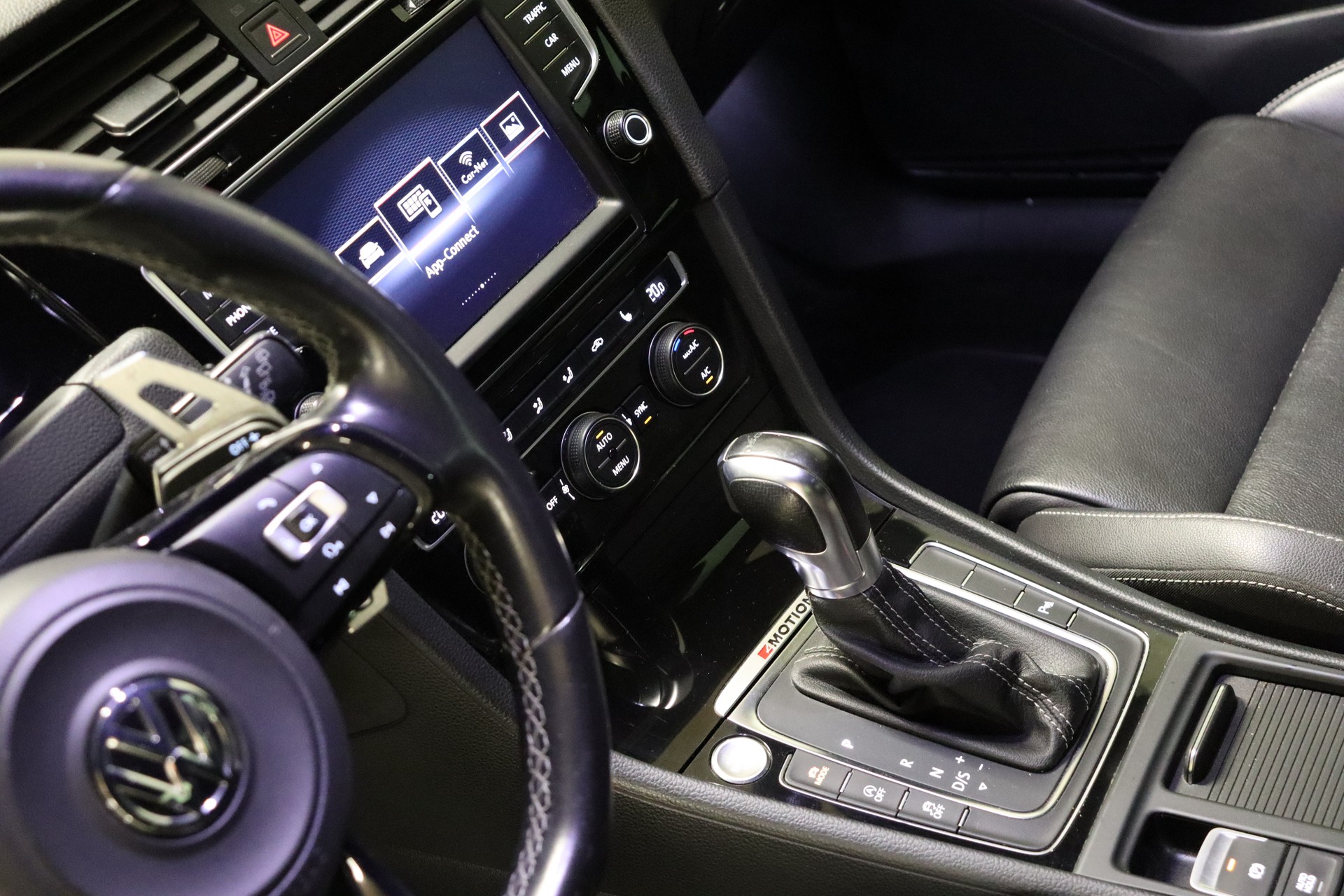 VW Golf 2.0 TSI R 4Motion DSG-image-25