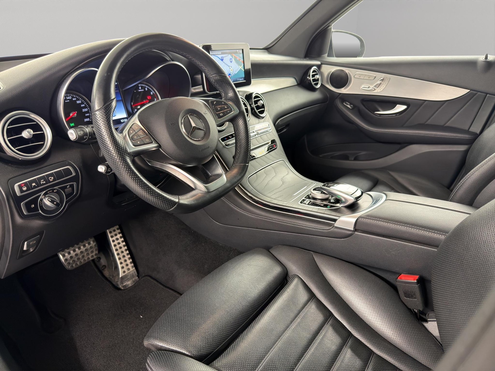 MERCEDES-BENZ GLC 250 AMG Line 4m-image-11