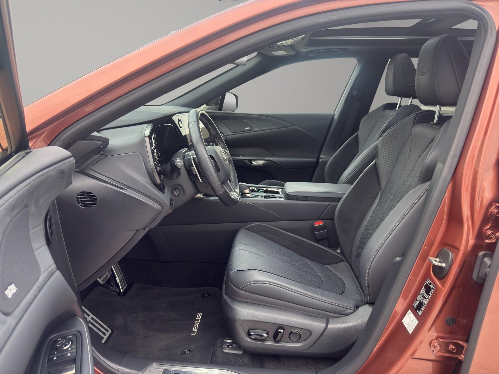 LEXUS RX 500h F-Sport-showroom-element-1