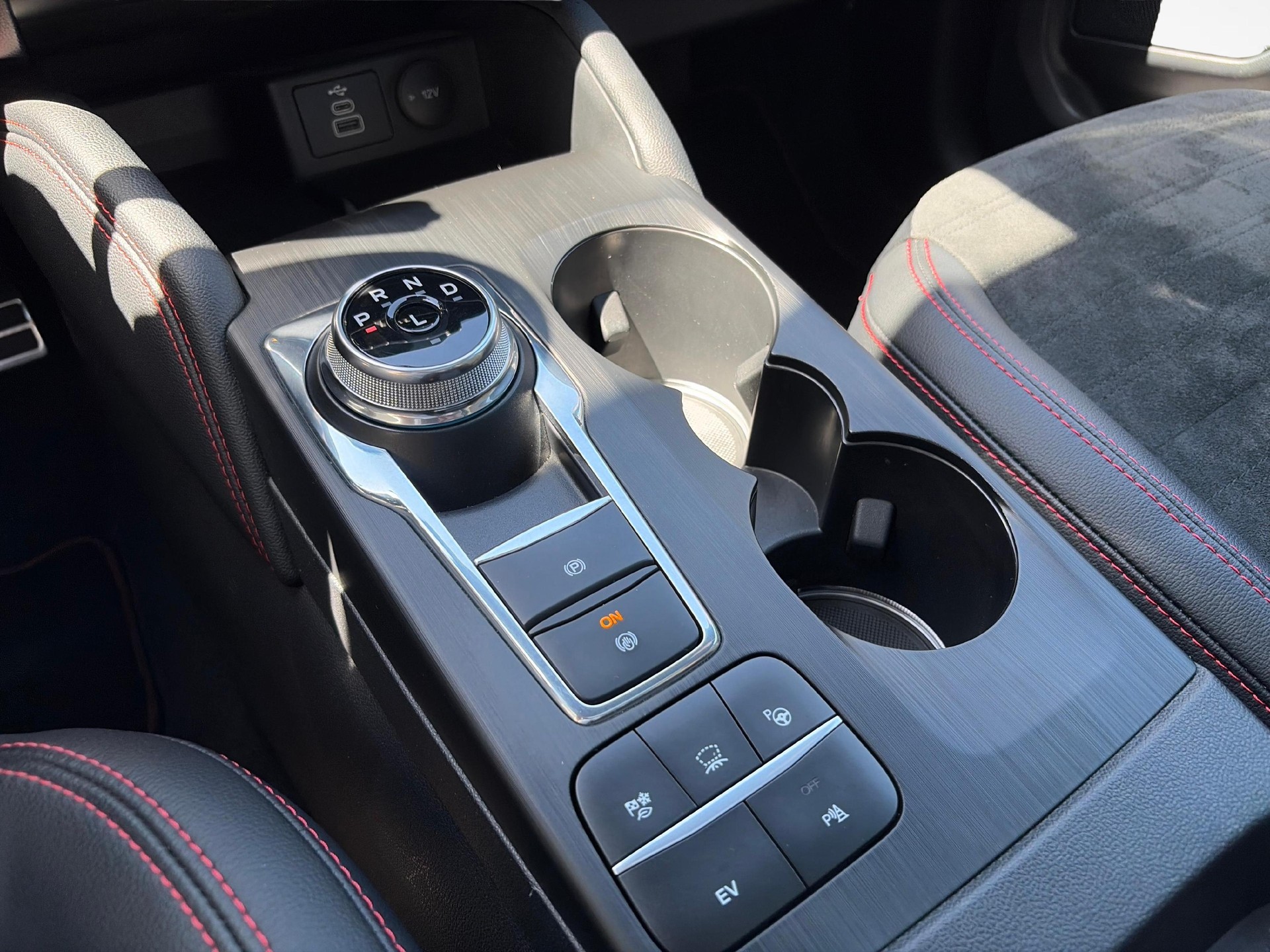 FORD Kuga 2.5 Plug-in Hybrid ST-Line X-image-13
