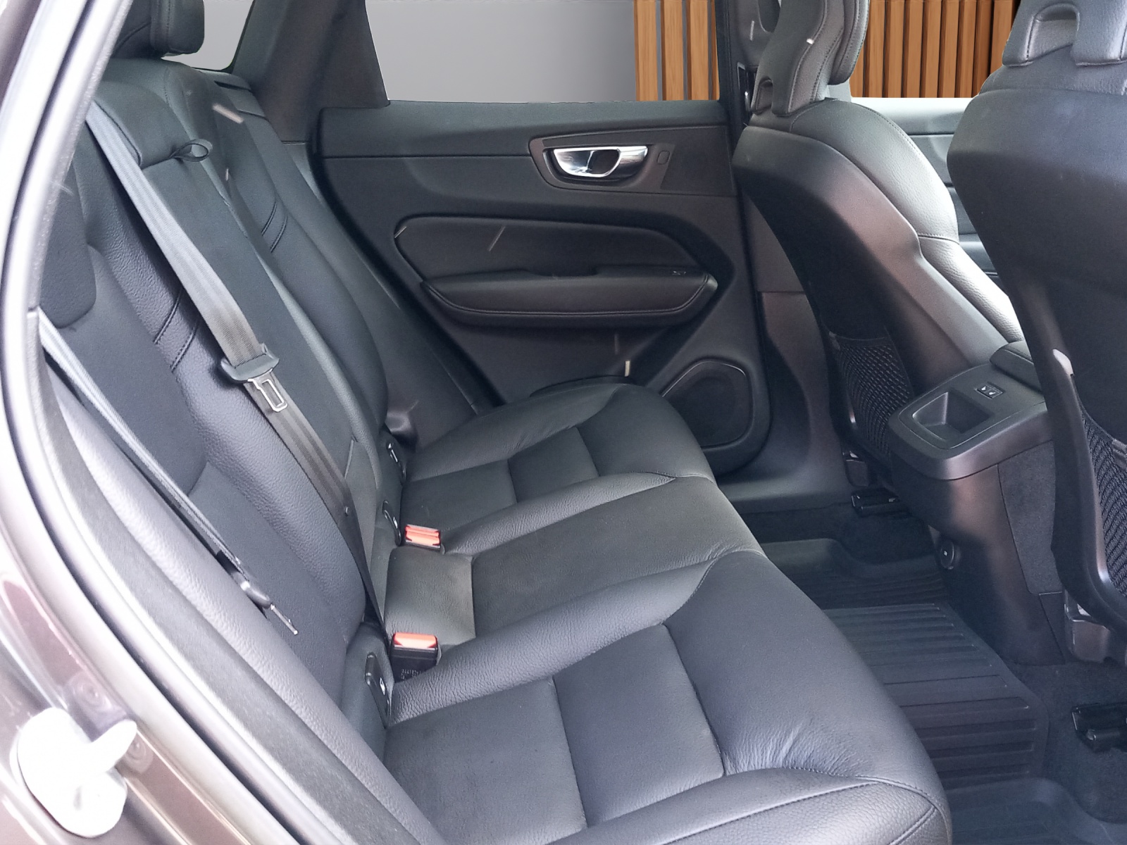 VOLVO XC60 2.0 B4 MH Plus Dark AWD-image-10