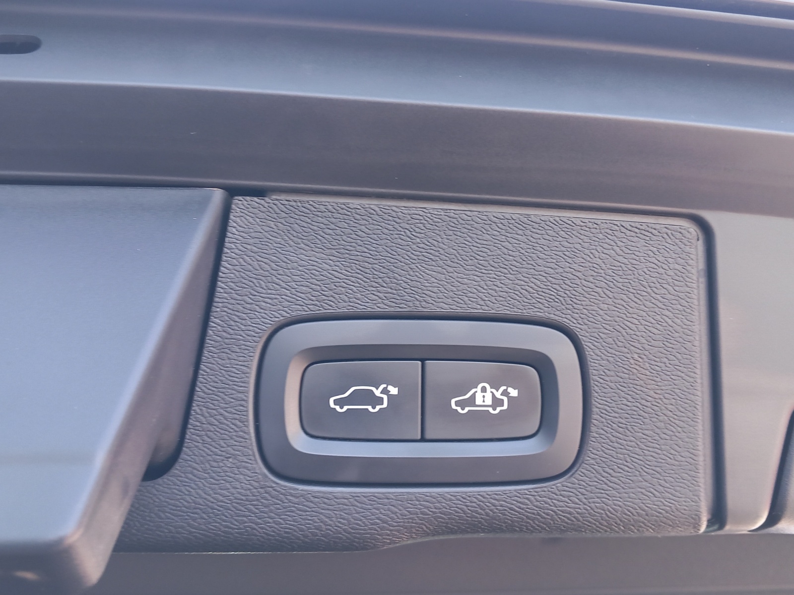 VOLVO XC60 2.0 B4 MH Plus Dark AWD-image-26