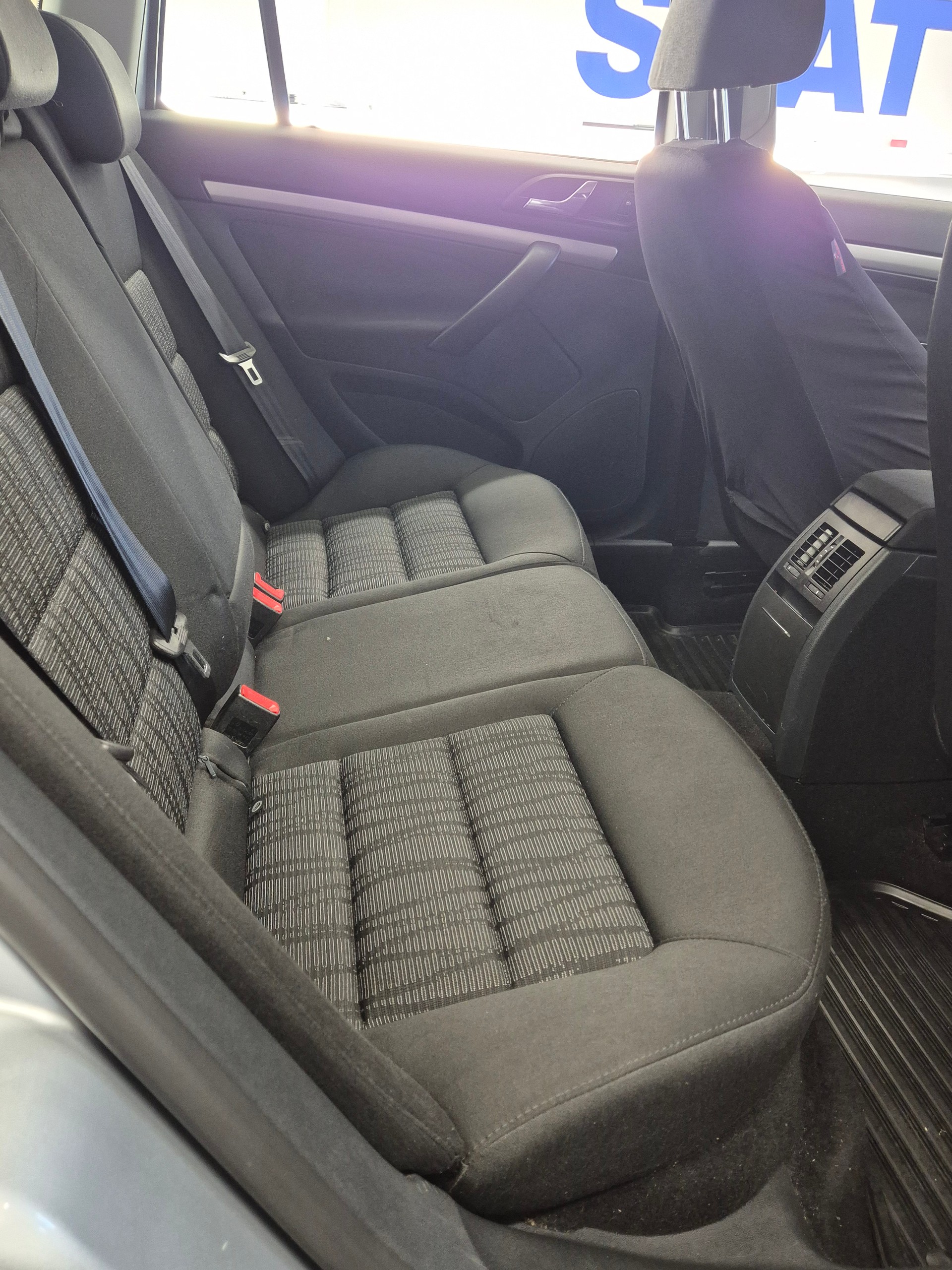 SKODA Octavia Combi 1.6 TDI Swiss Adventure 4x4-image-8