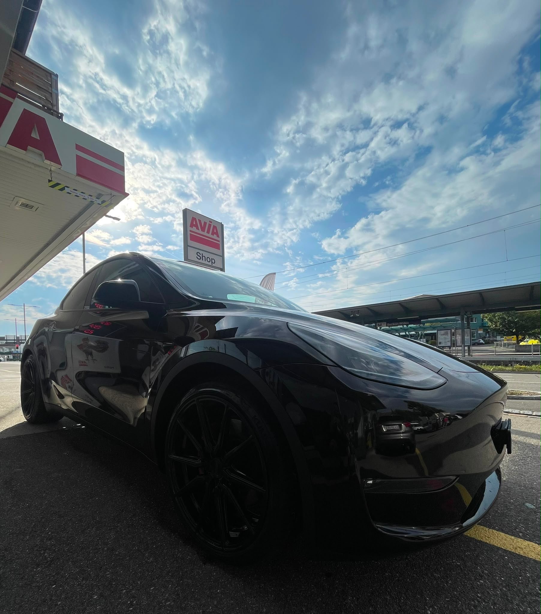TESLA Model Y Performance SOH 94% 514 km (WLTP) 534PS VOSSEN WHEELS AHK 1600kg Made in Berlin Werksgarantie ALL BLACK-image-4