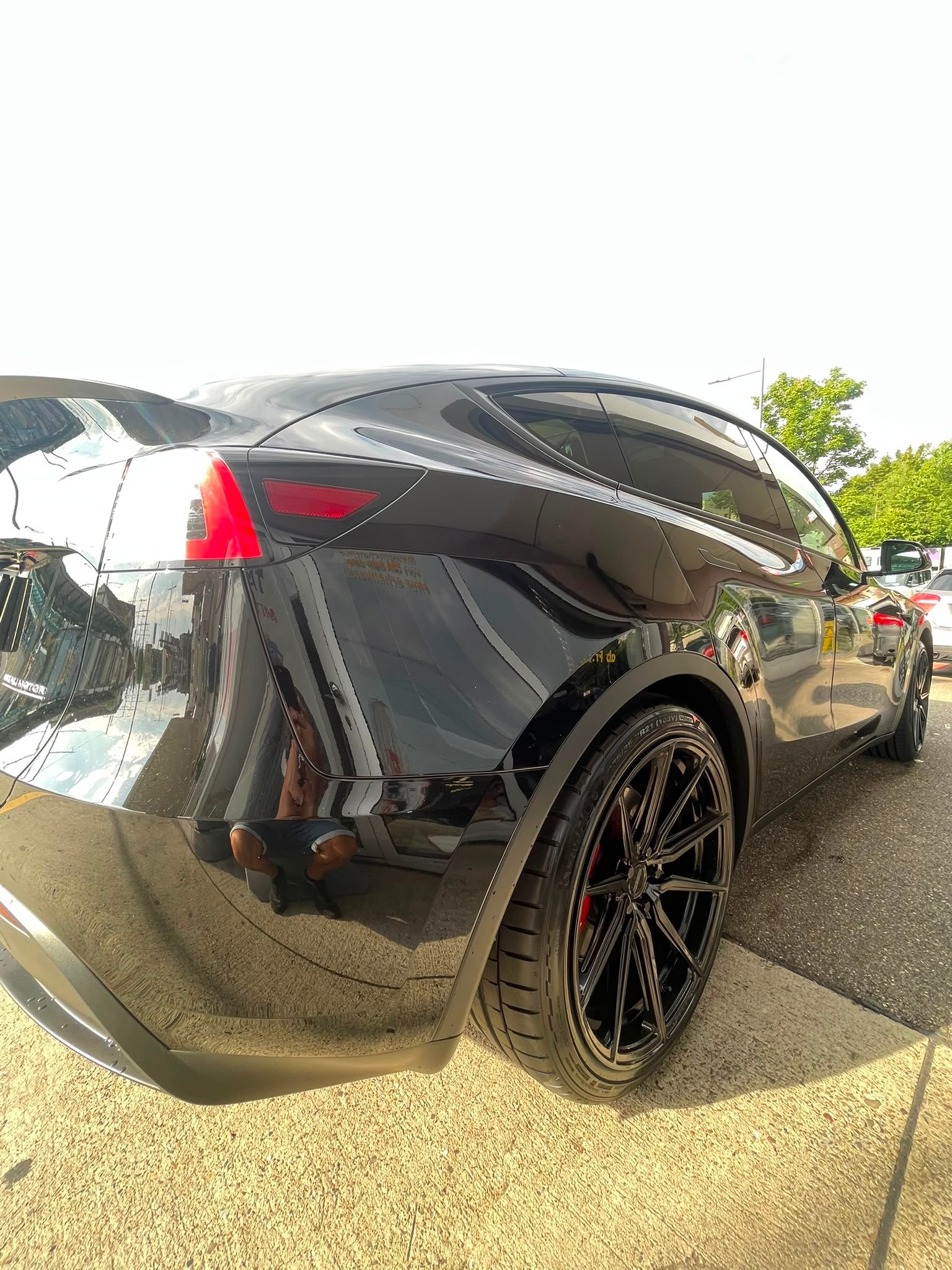 TESLA Model Y Performance SOH 94% 514 km (WLTP) 534PS VOSSEN WHEELS AHK 1600kg Made in Berlin Werksgarantie ALL BLACK-image-3