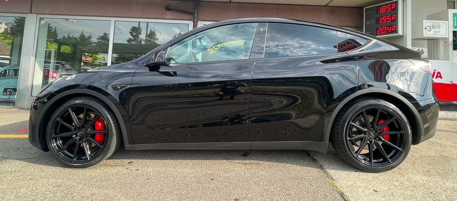 TESLA Model Y Performance SOH 94% 514 km (WLTP) 534PS VOSSEN WHEELS AHK 1600kg Made in Berlin Werksgarantie ALL BLACK-image-1