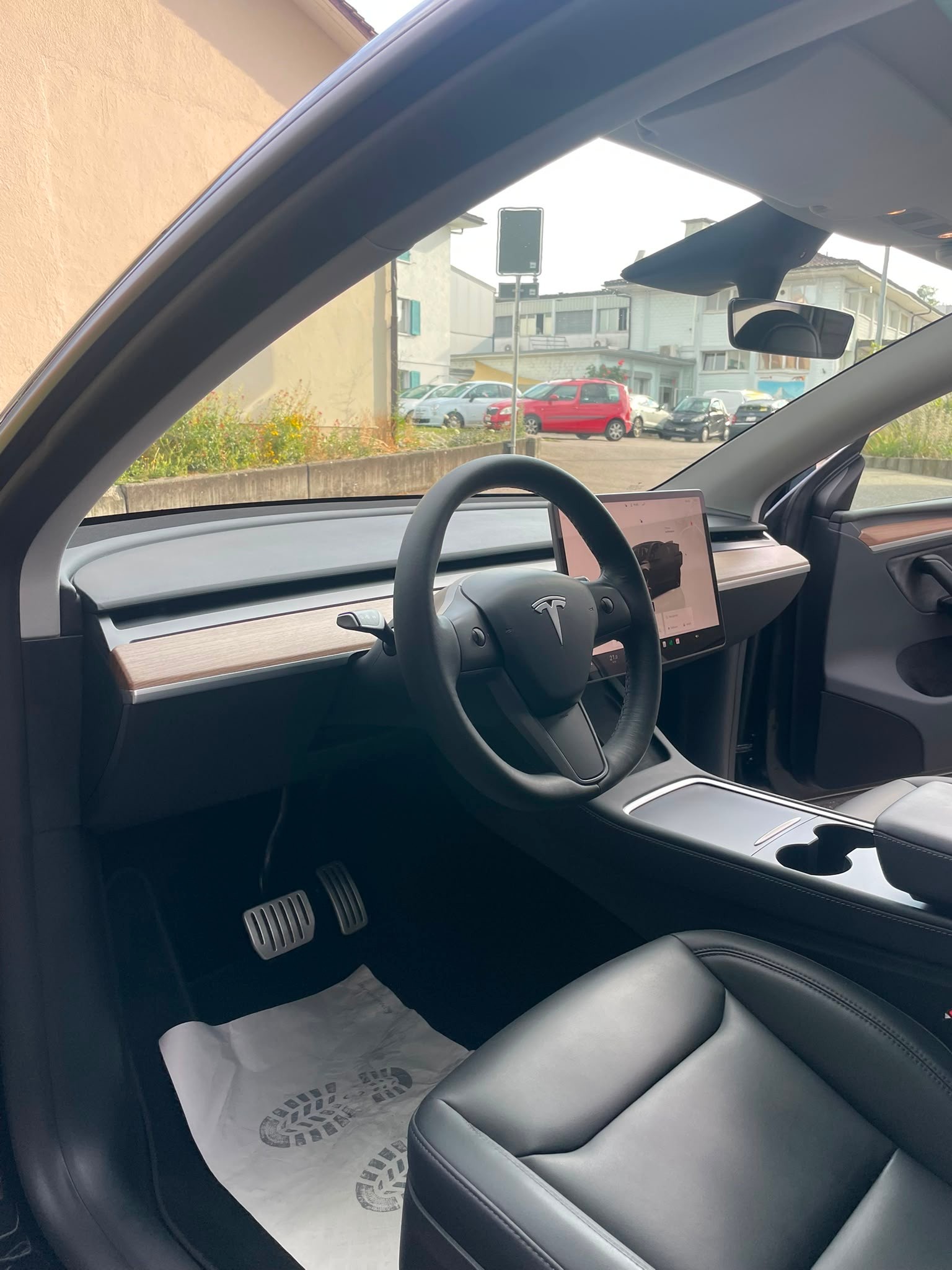 TESLA Model Y Performance SOH 94% 514 km (WLTP) 534PS VOSSEN WHEELS AHK 1600kg Made in Berlin Werksgarantie ALL BLACK-image-12