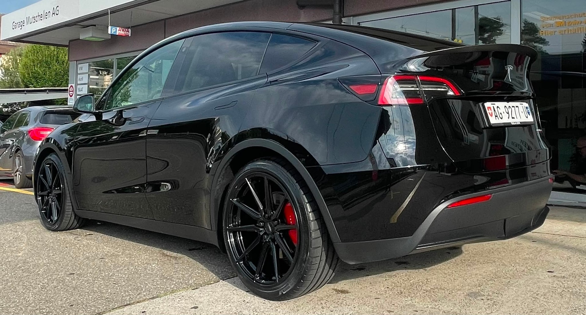 TESLA Model Y Performance SOH 94% 514 km (WLTP) 534PS VOSSEN WHEELS AHK 1600kg Made in Berlin Werksgarantie ALL BLACK-image-5