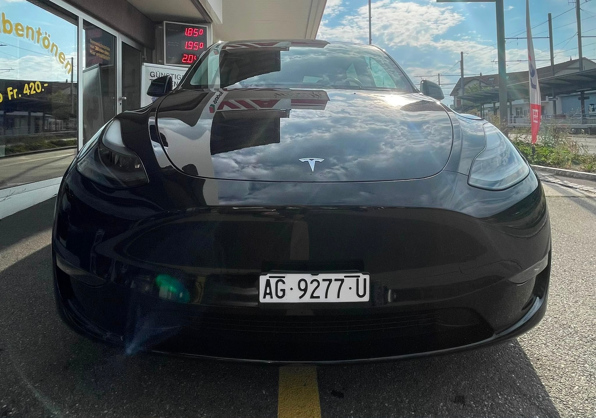 TESLA Model Y Performance SOH 94% 514 km (WLTP) 534PS VOSSEN WHEELS AHK 1600kg Made in Berlin Werksgarantie ALL BLACK-image-2