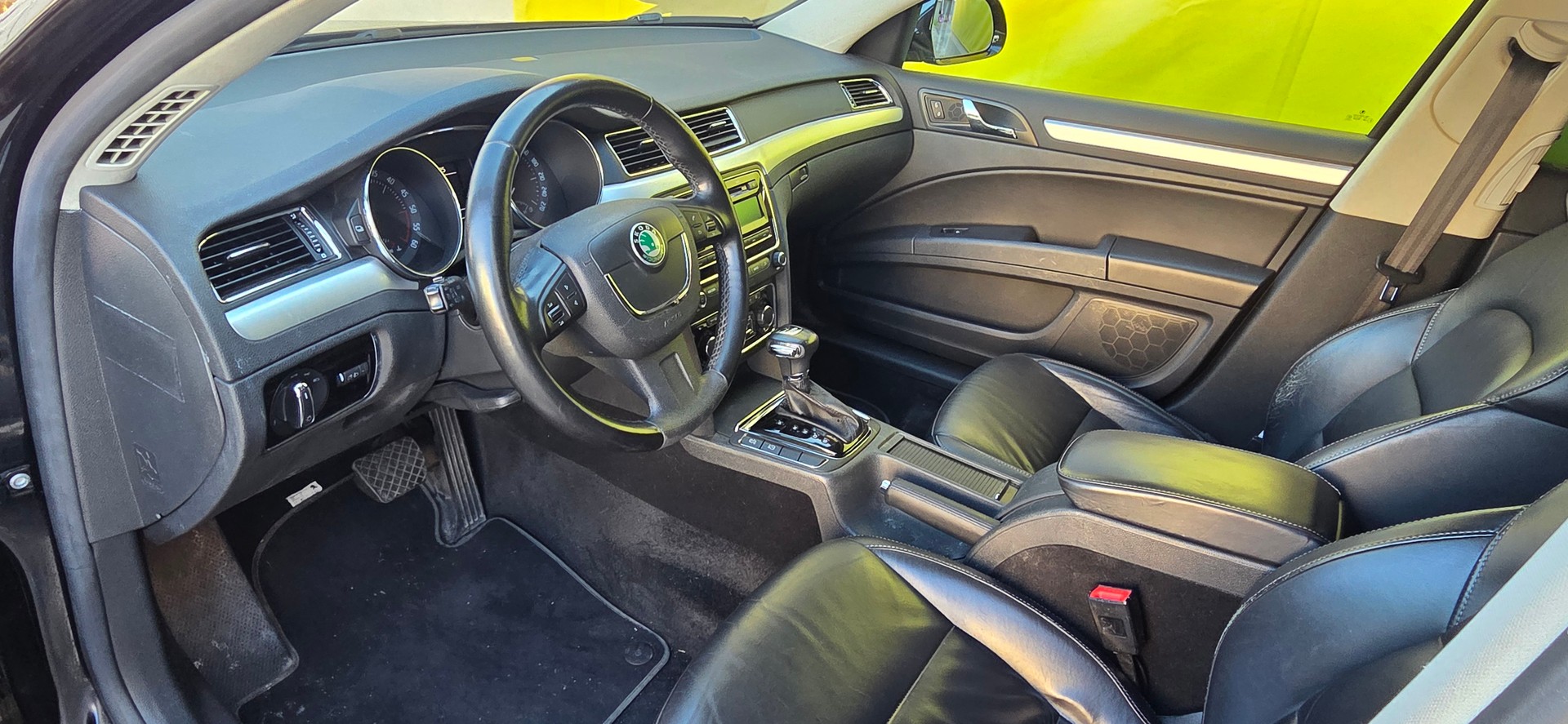 SKODA Superb 2.0 TDi Ambition DSG-image-9