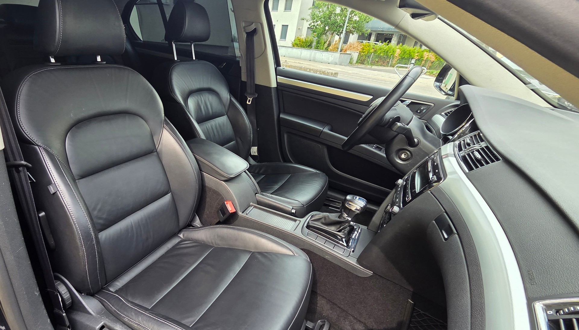 SKODA Superb 2.0 TDi Ambition DSG-image-11