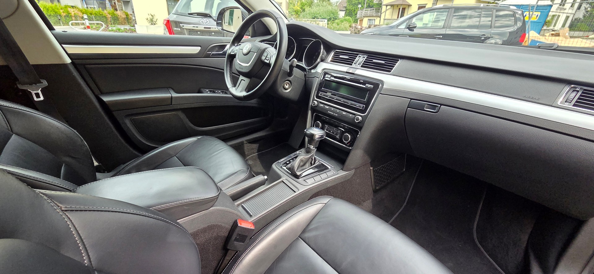 SKODA Superb 2.0 TDi Ambition DSG-image-9