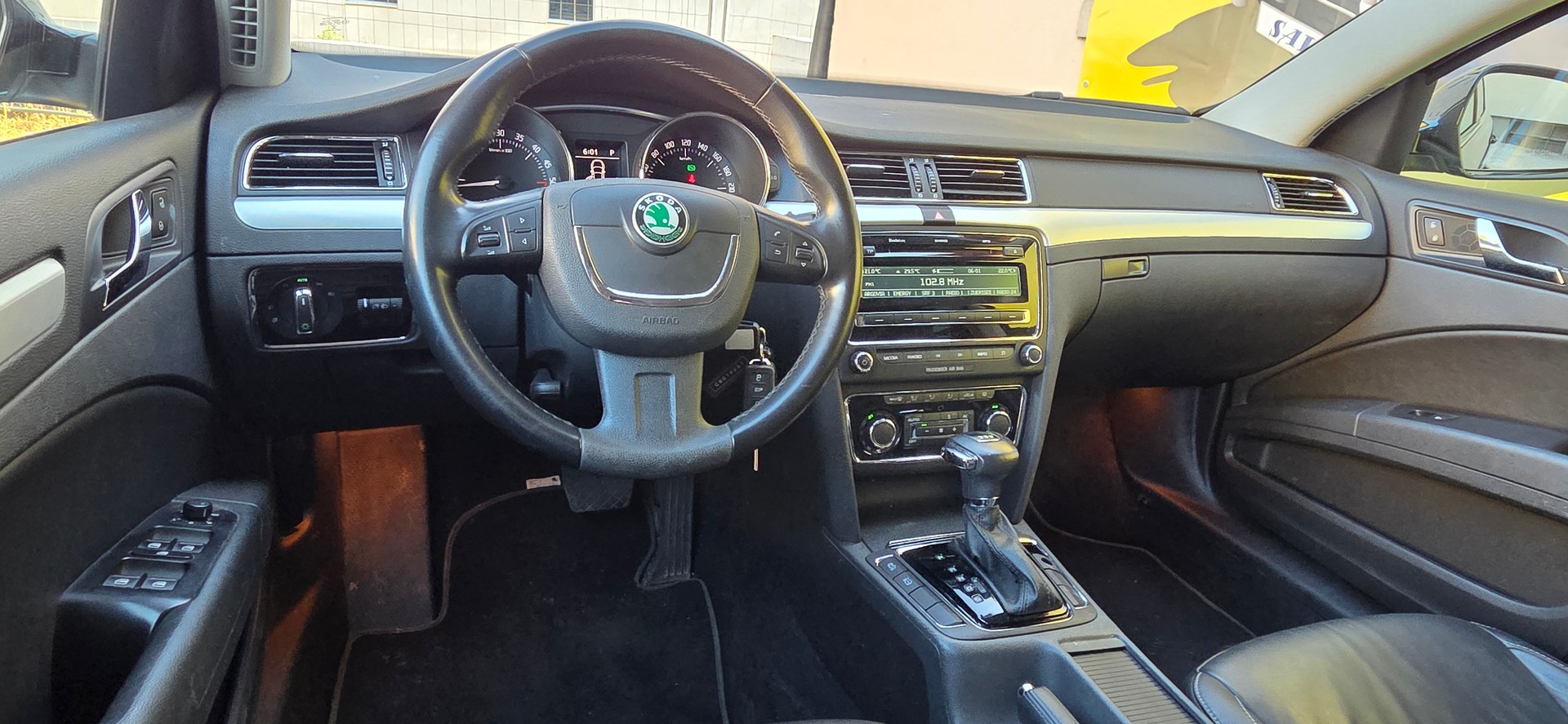 SKODA Superb 2.0 TDi Ambition DSG-image-8