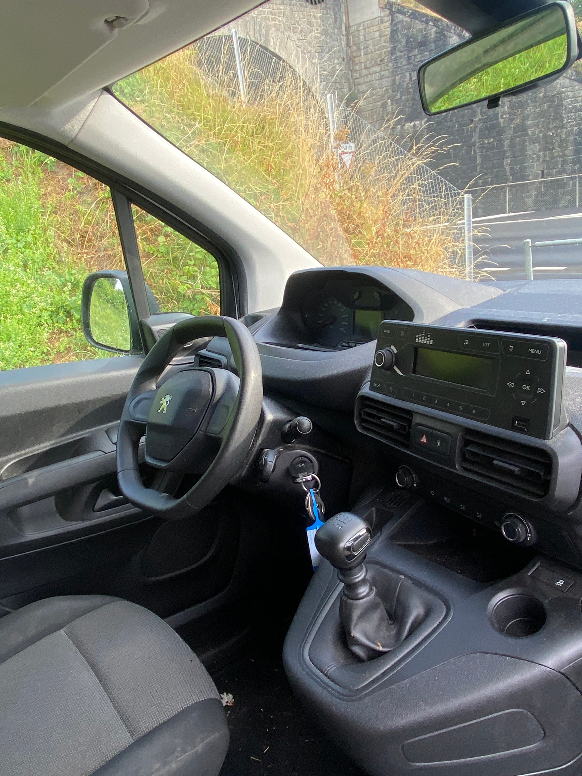 PEUGEOT Partner 1.2 Pure Tech s/s Pro Vertiefte Kabine 3 Places-image-6