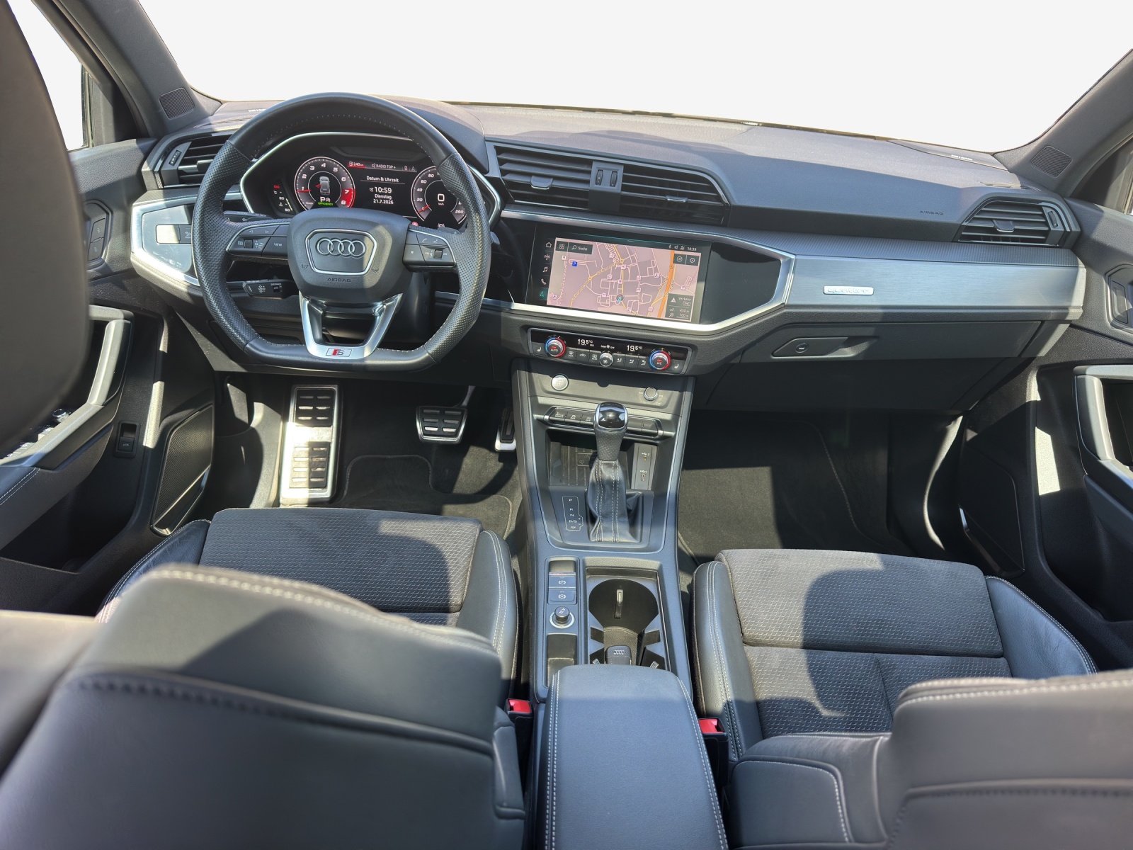AUDI Q3 45 TFSI S line quattro S-tronic-image-8