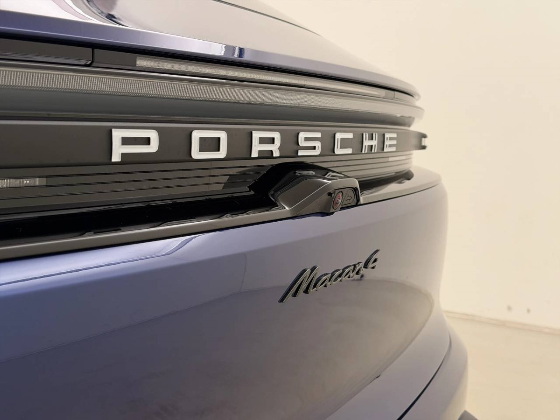 PORSCHE Macan 4-image-10