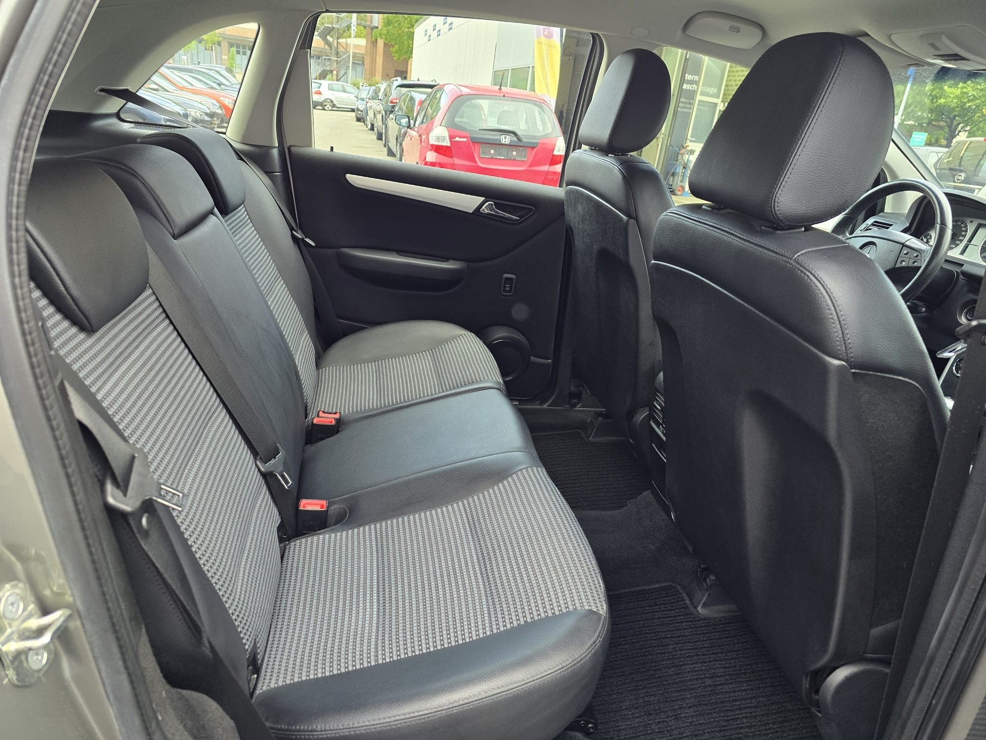 MERCEDES-BENZ B 200 T-image-13