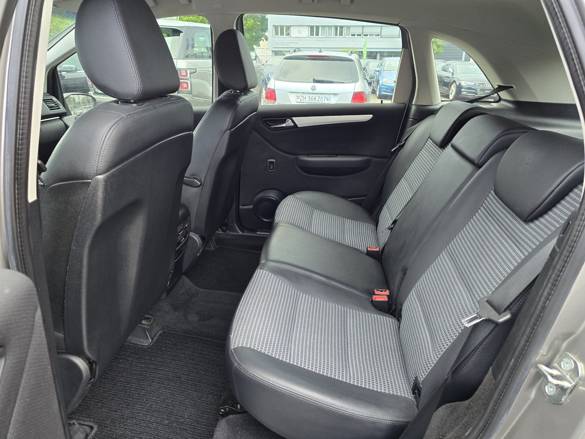 MERCEDES-BENZ B 200 T-image-14