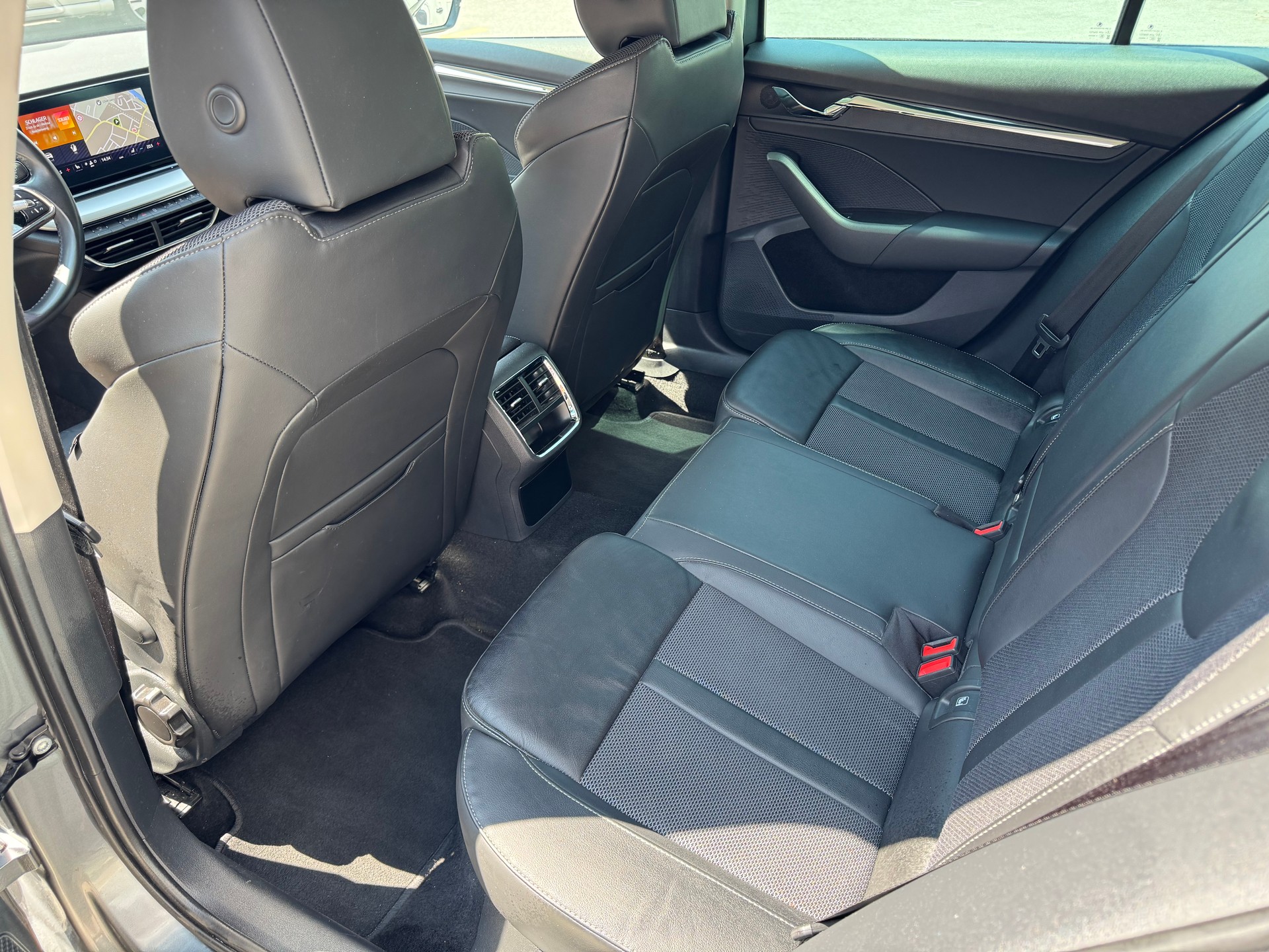 SKODA Octavia Combi 2.0 TDI DSG Style 4x4-image-9