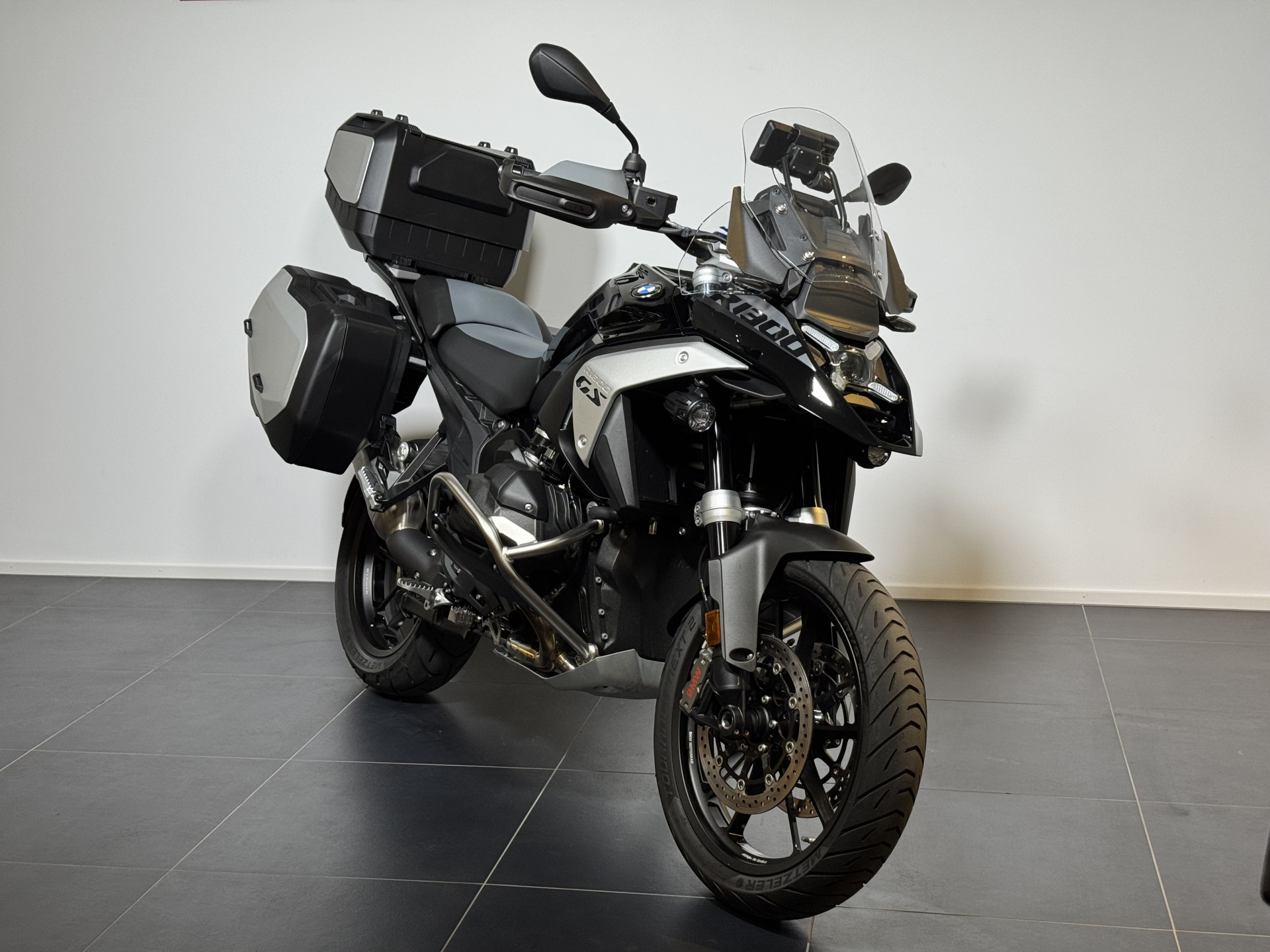 BMW R 1300 GS Triple Black mit Enduroschmiederäder-showroom-element-3