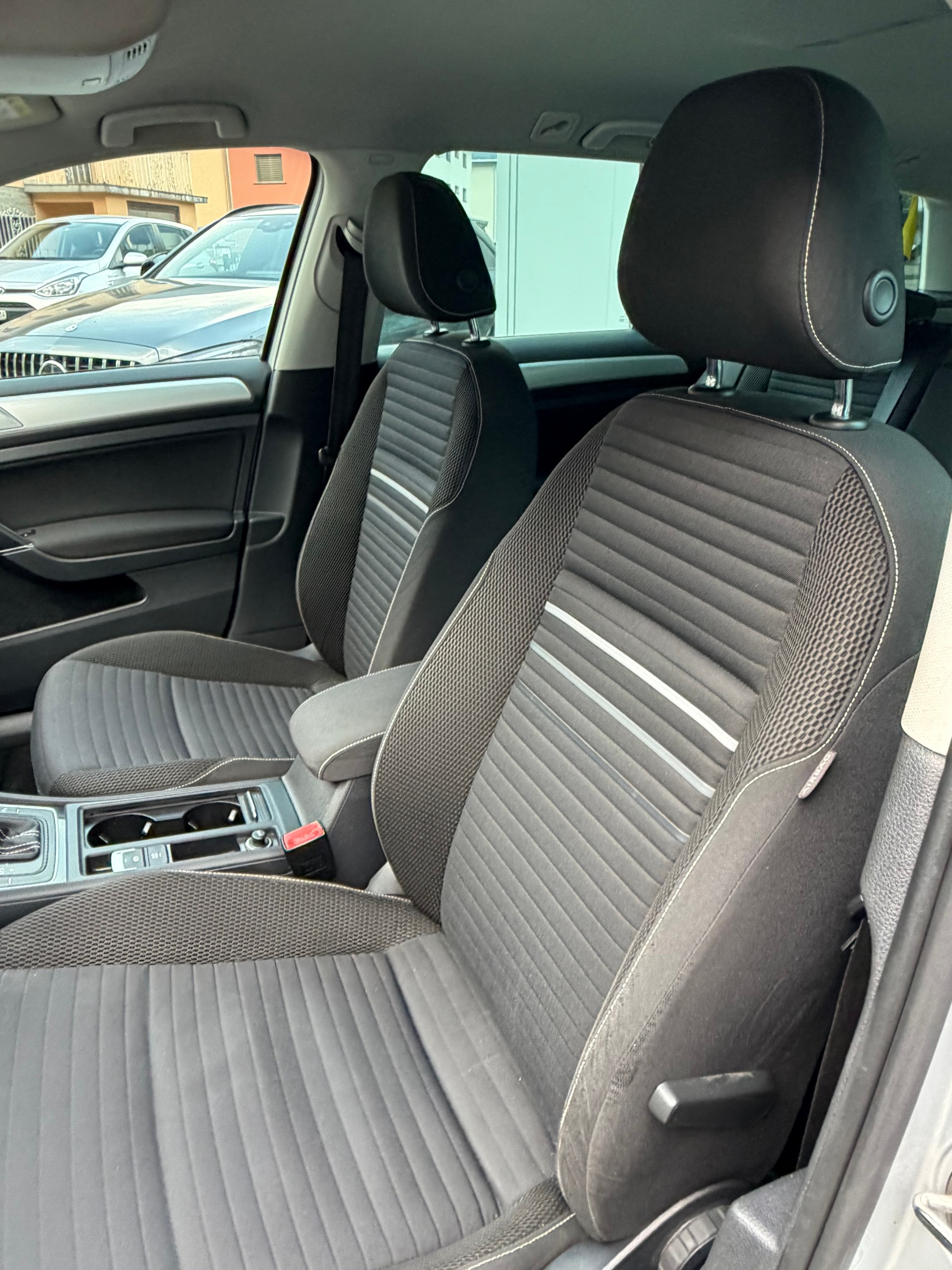 VW Golf Variant 1.4 TSI Highline DSG-image-8