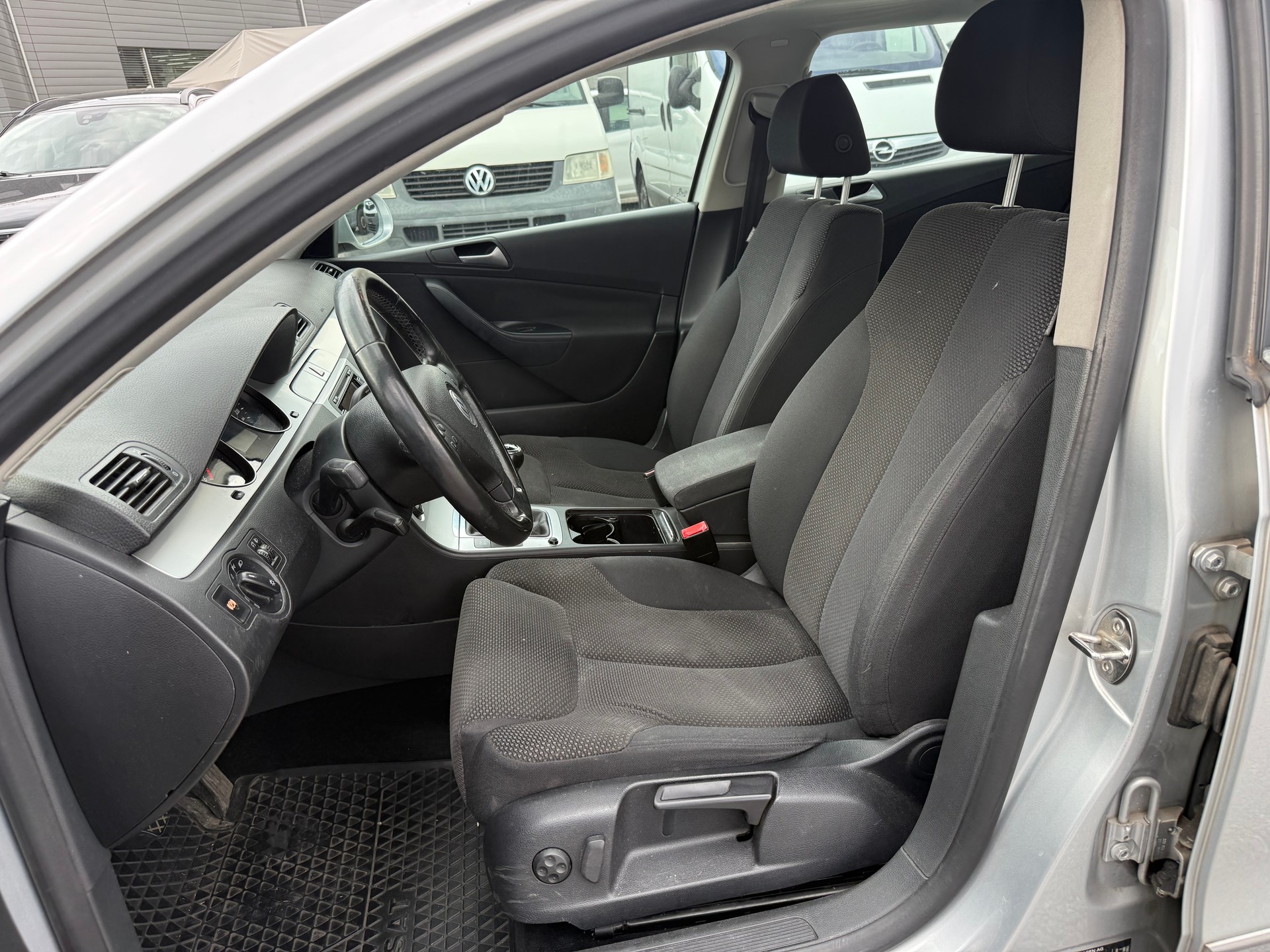 VW Passat Variant 2.0 TDI Trendline 4Motion-image-11