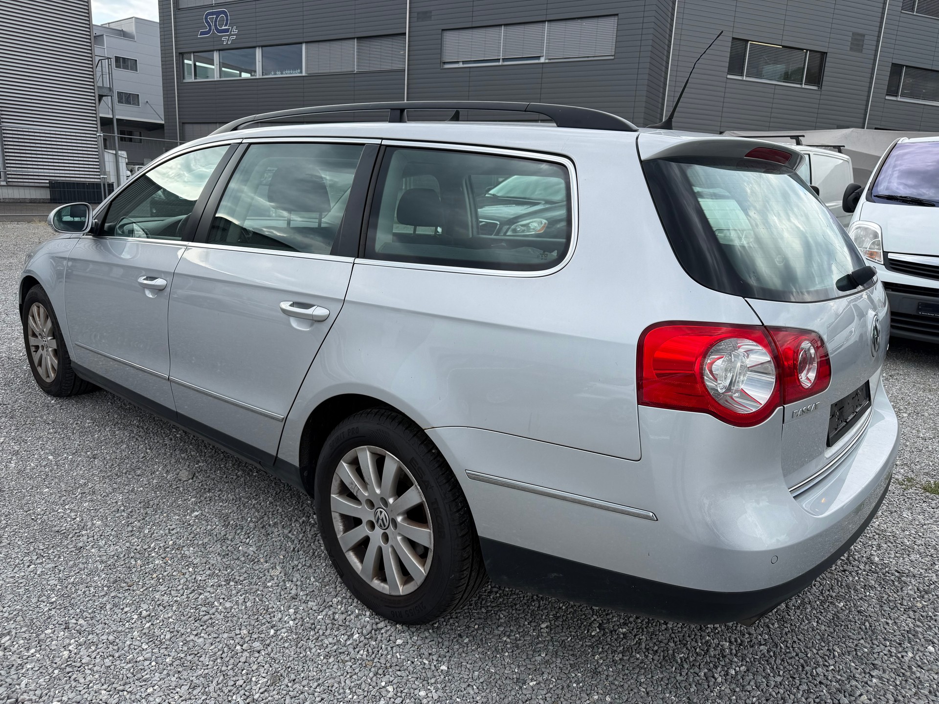 VW Passat Variant 2.0 TDI Trendline 4Motion-image-2