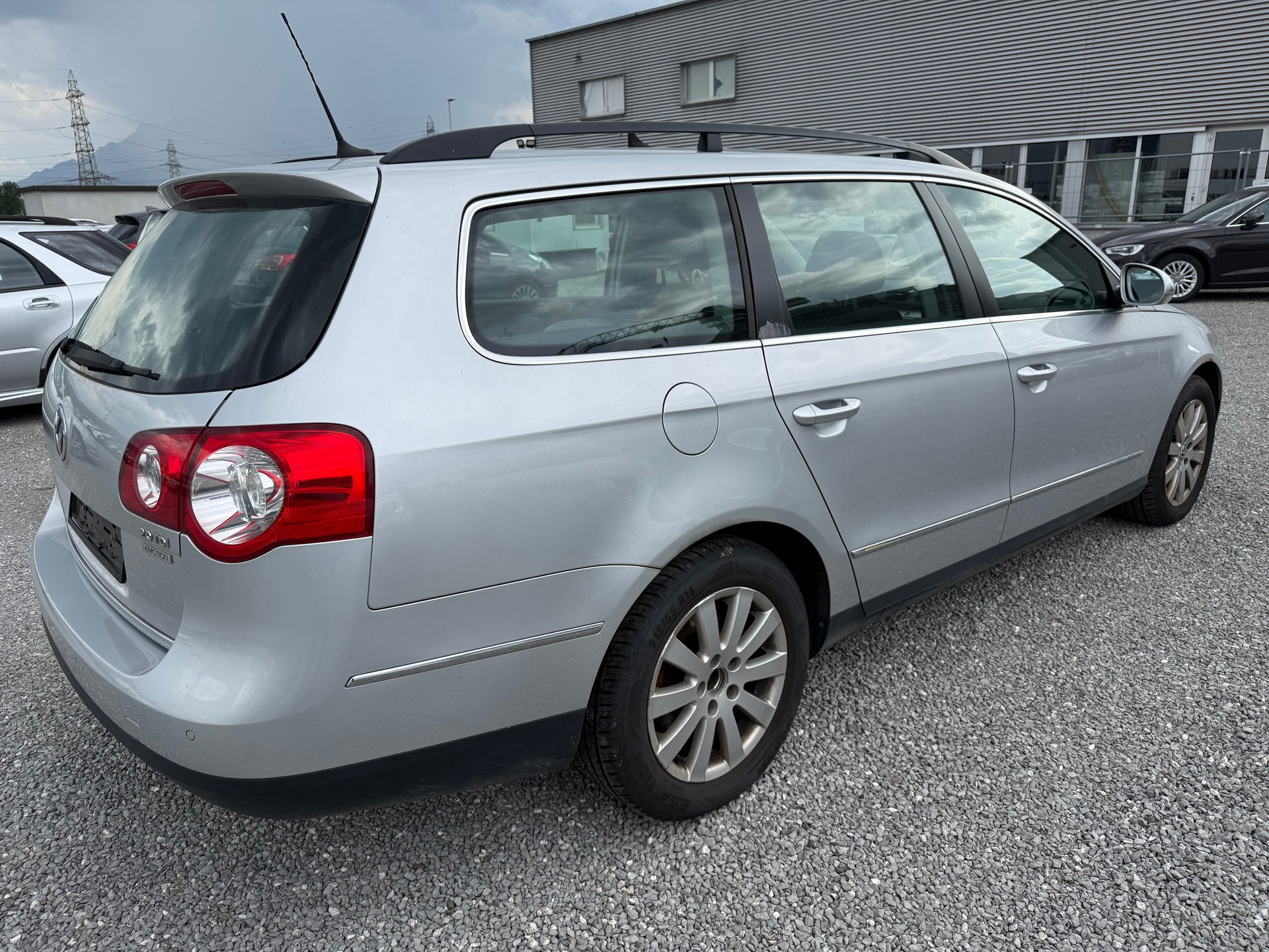 VW Passat Variant 2.0 TDI Trendline 4Motion-image-4