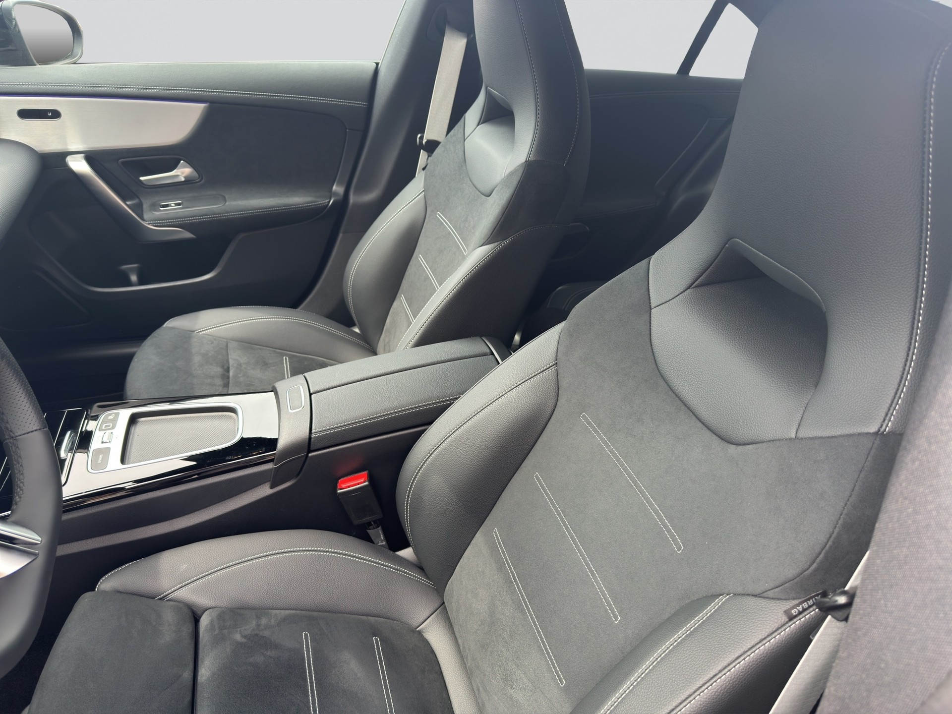 MERCEDES-BENZ CLA 200 d 7G-DCT AMG Edition-image-5