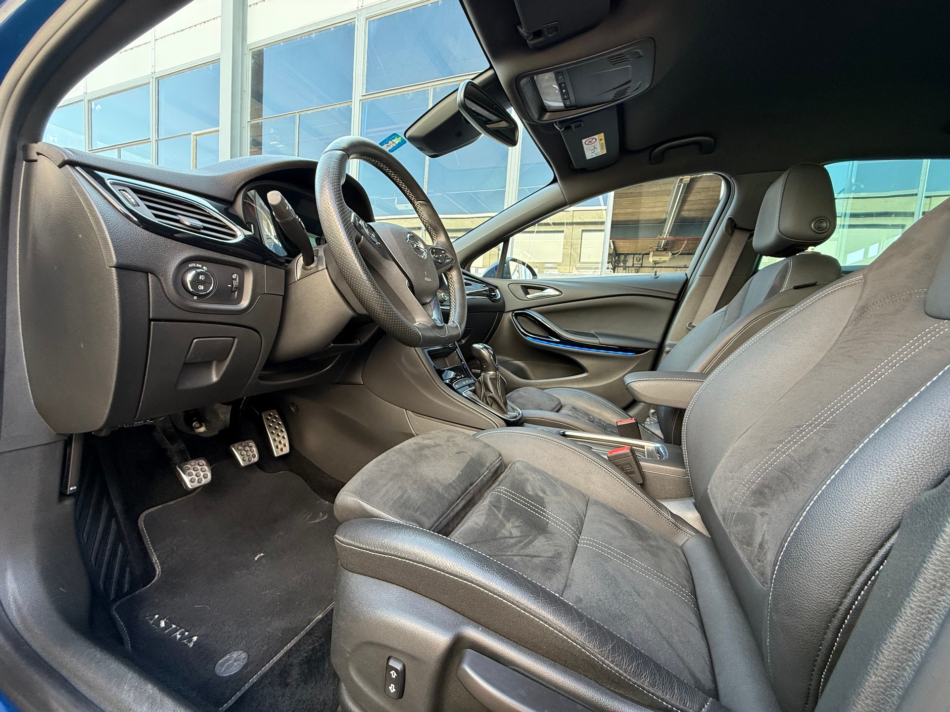 OPEL Astra 1.2i Turbo Ultimate *Einparkhilfe *Spurwechselass. *Frisch ab MFK *Alcantara/Leder *Keyless Open/Start-image-9