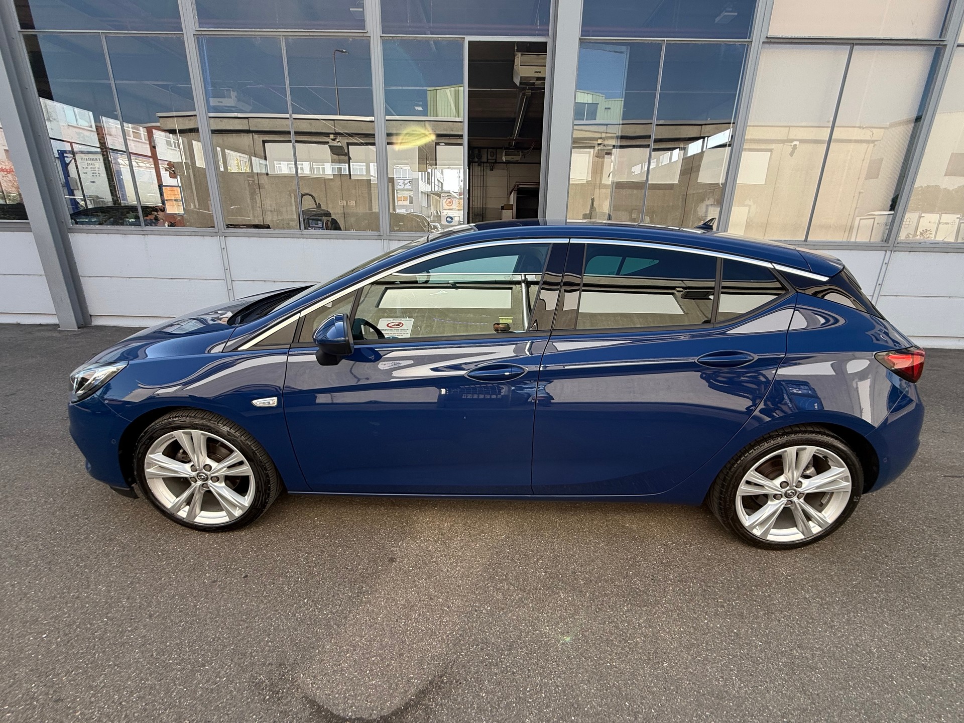 OPEL Astra 1.2i Turbo Ultimate *Einparkhilfe *Spurwechselass. *Frisch ab MFK *Alcantara/Leder *Keyless Open/Start-image-5