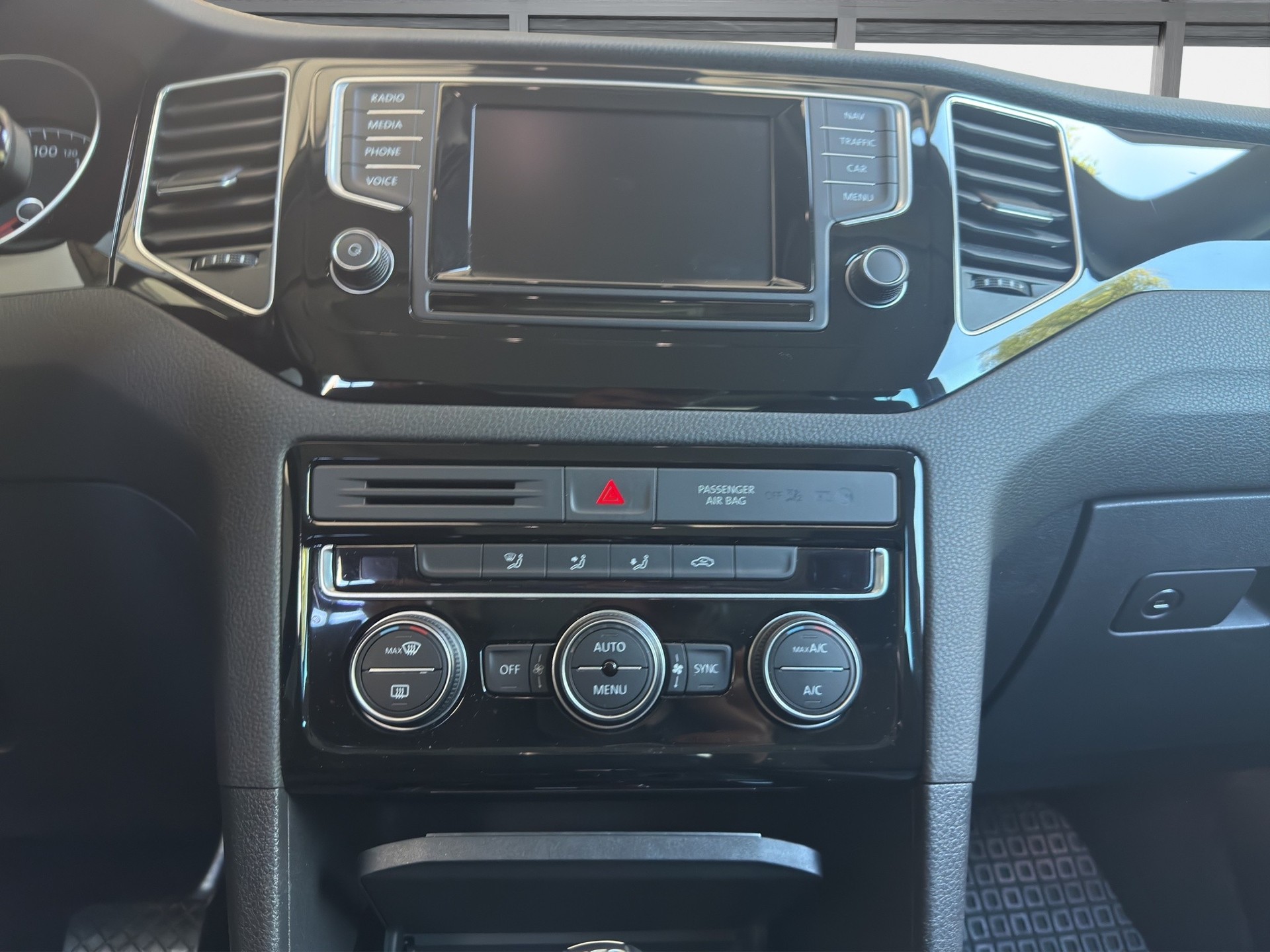 VW Golf Sportsvan 2.0 TDI Highline DSG-image-10