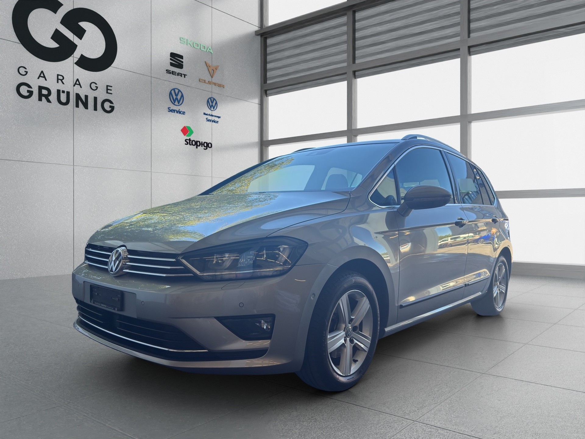 VW Golf Sportsvan 2.0 TDI Highline DSG-image-0