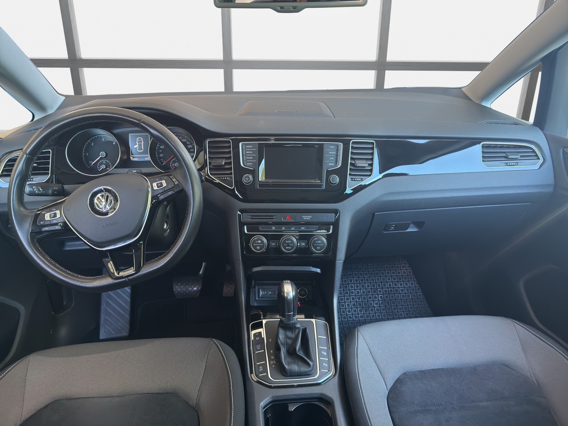 VW Golf Sportsvan 2.0 TDI Highline DSG-image-12