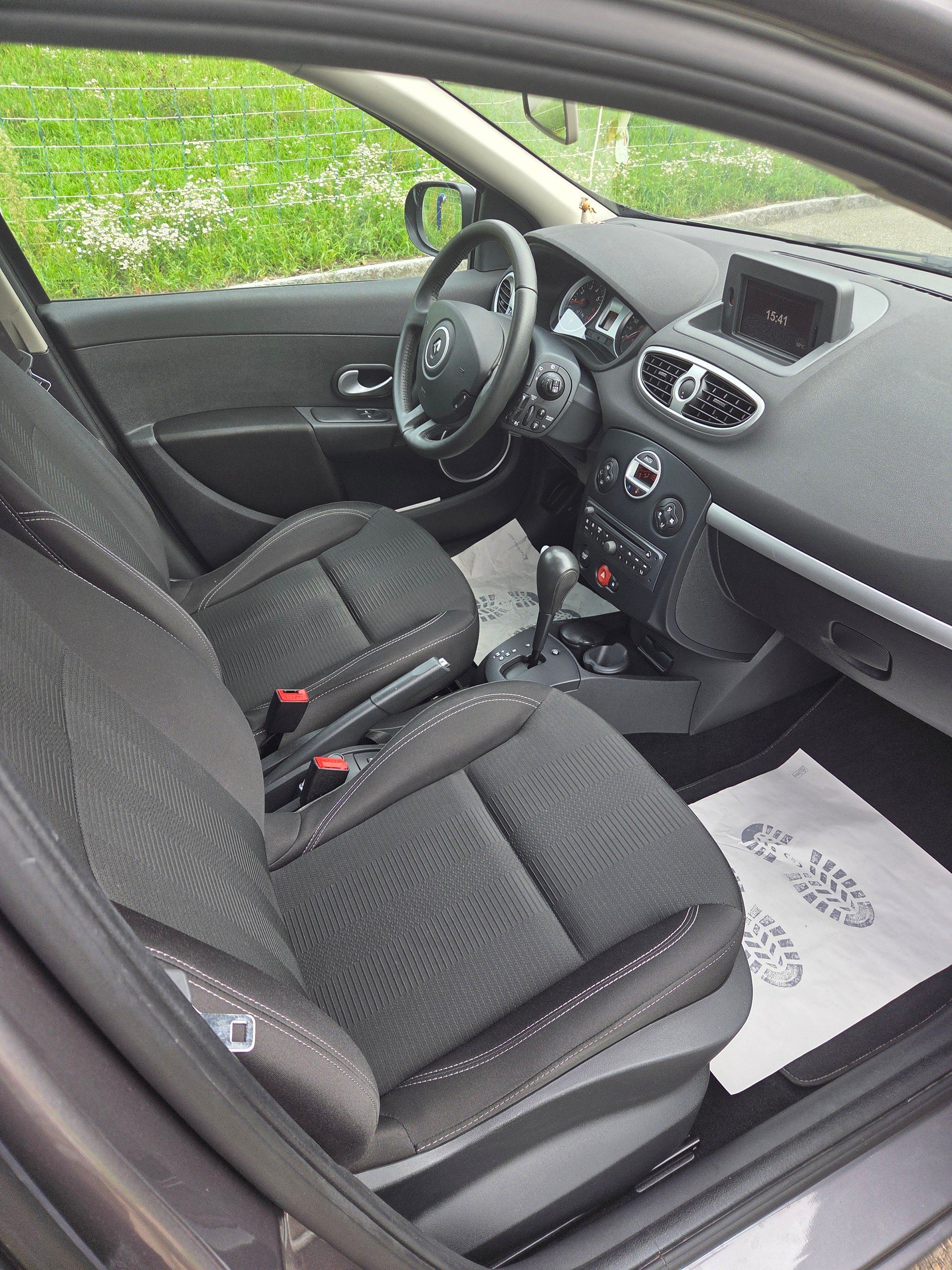 RENAULT Clio 1.6 16V 20th Edition Automatic-image-9