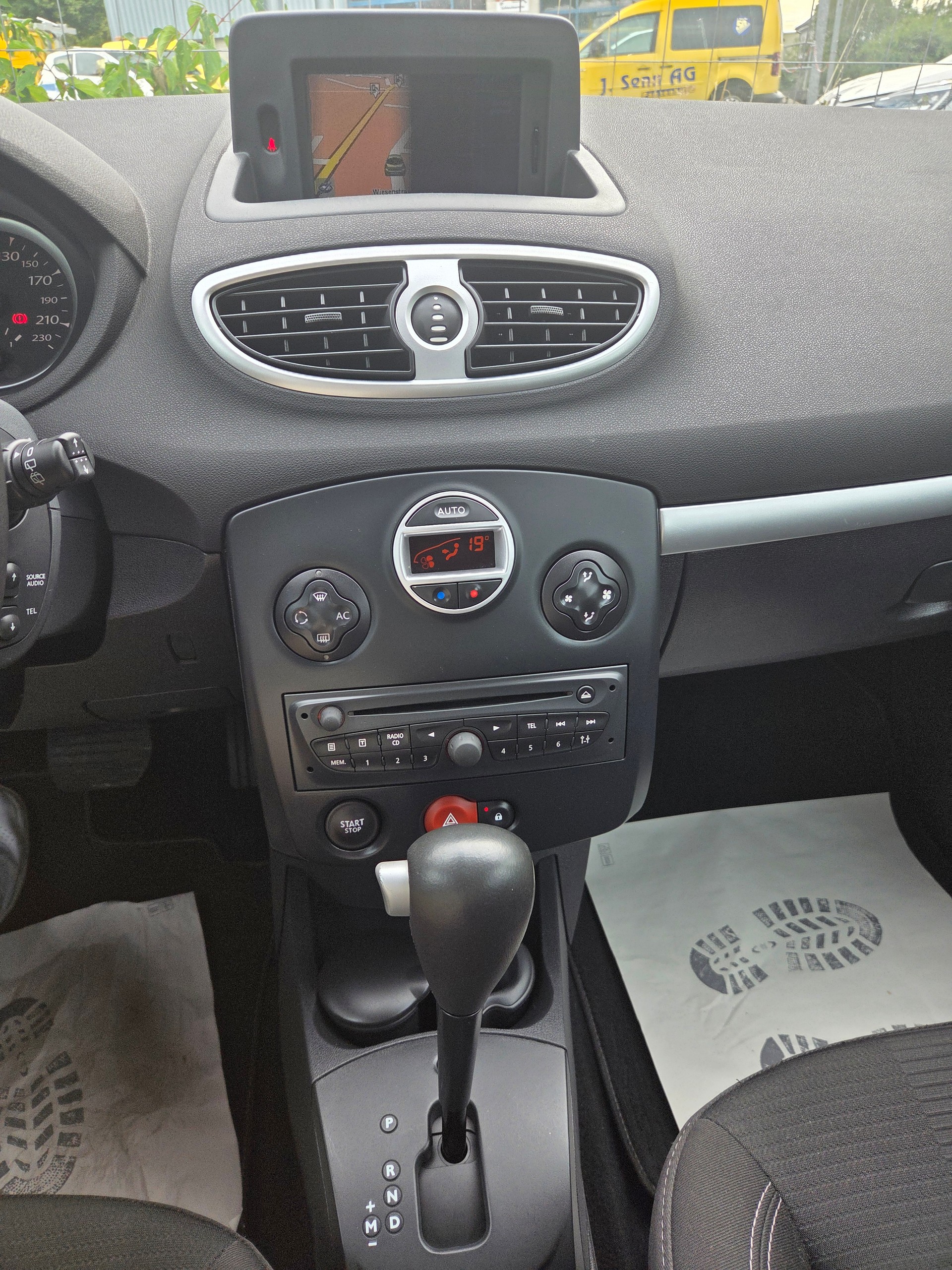 RENAULT Clio 1.6 16V 20th Edition Automatic-image-10