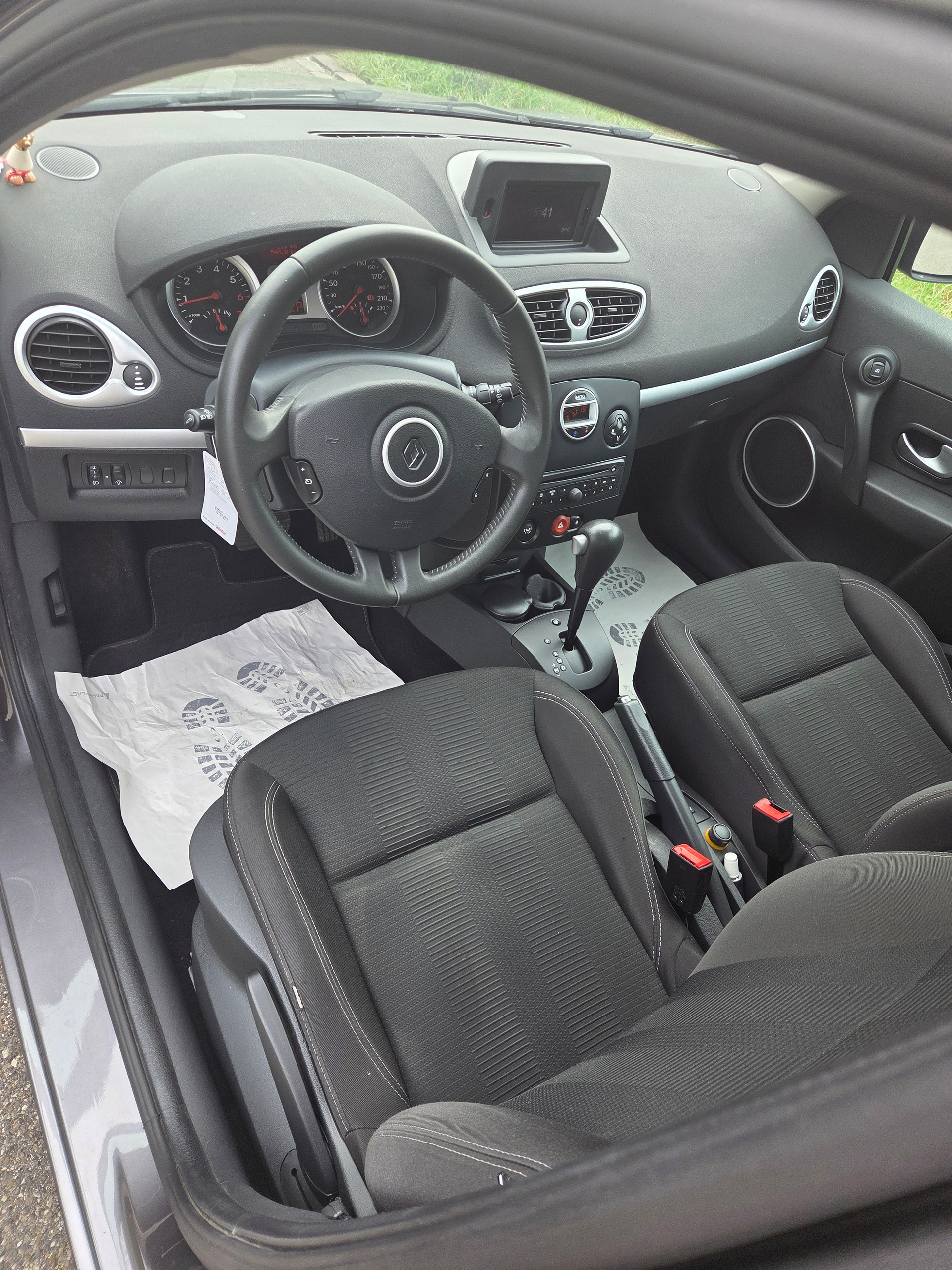 RENAULT Clio 1.6 16V 20th Edition Automatic-image-8